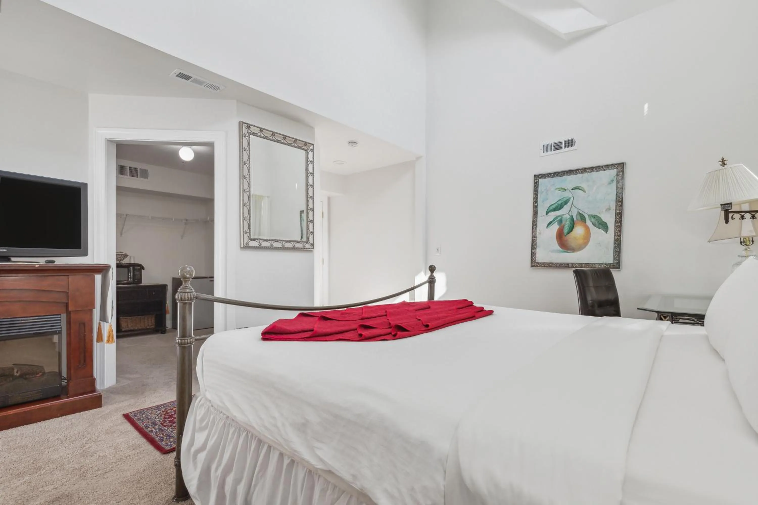 Bed in The Columbia Inn at Peralynna