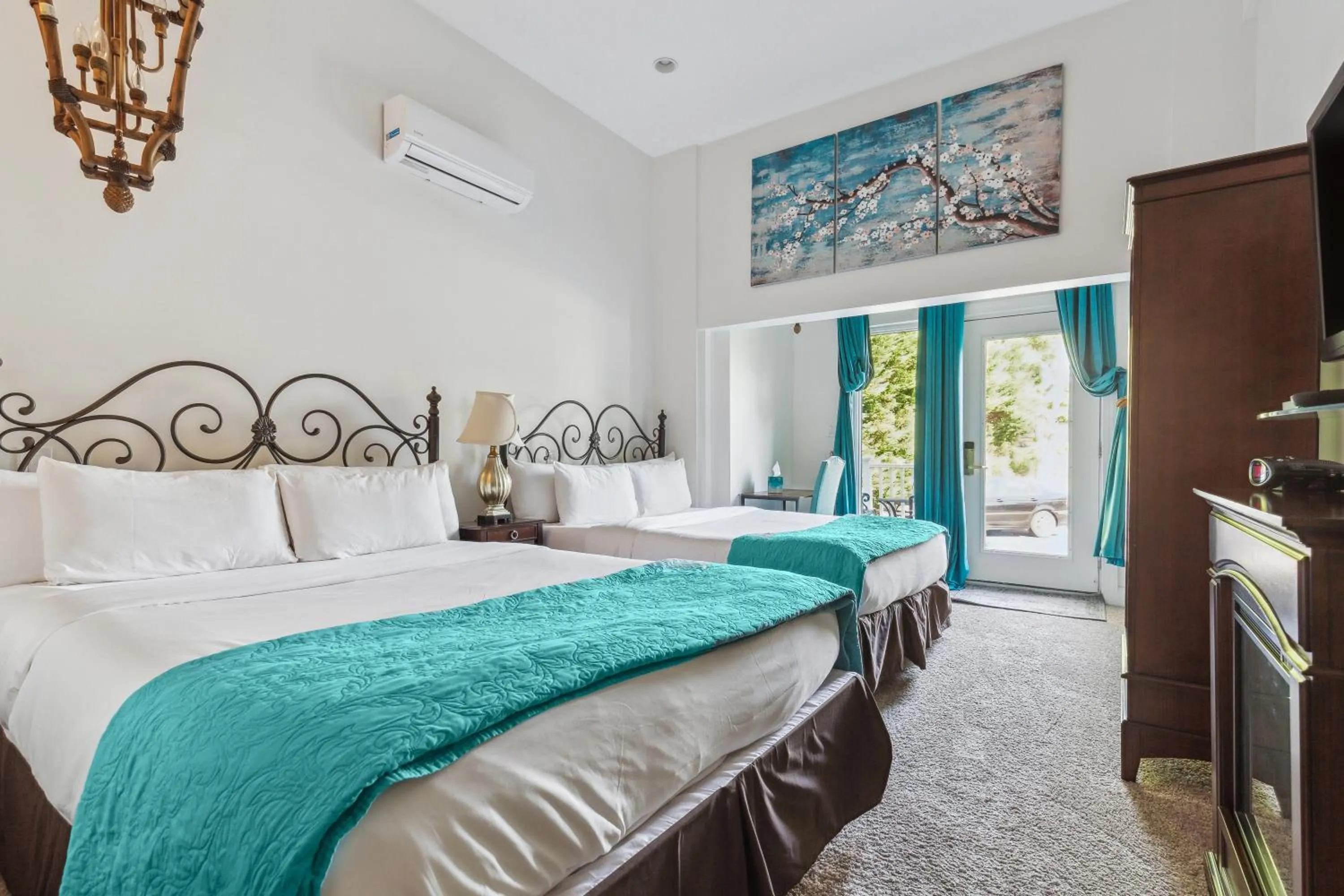 View (from property/room), Bed in The Columbia Inn at Peralynna