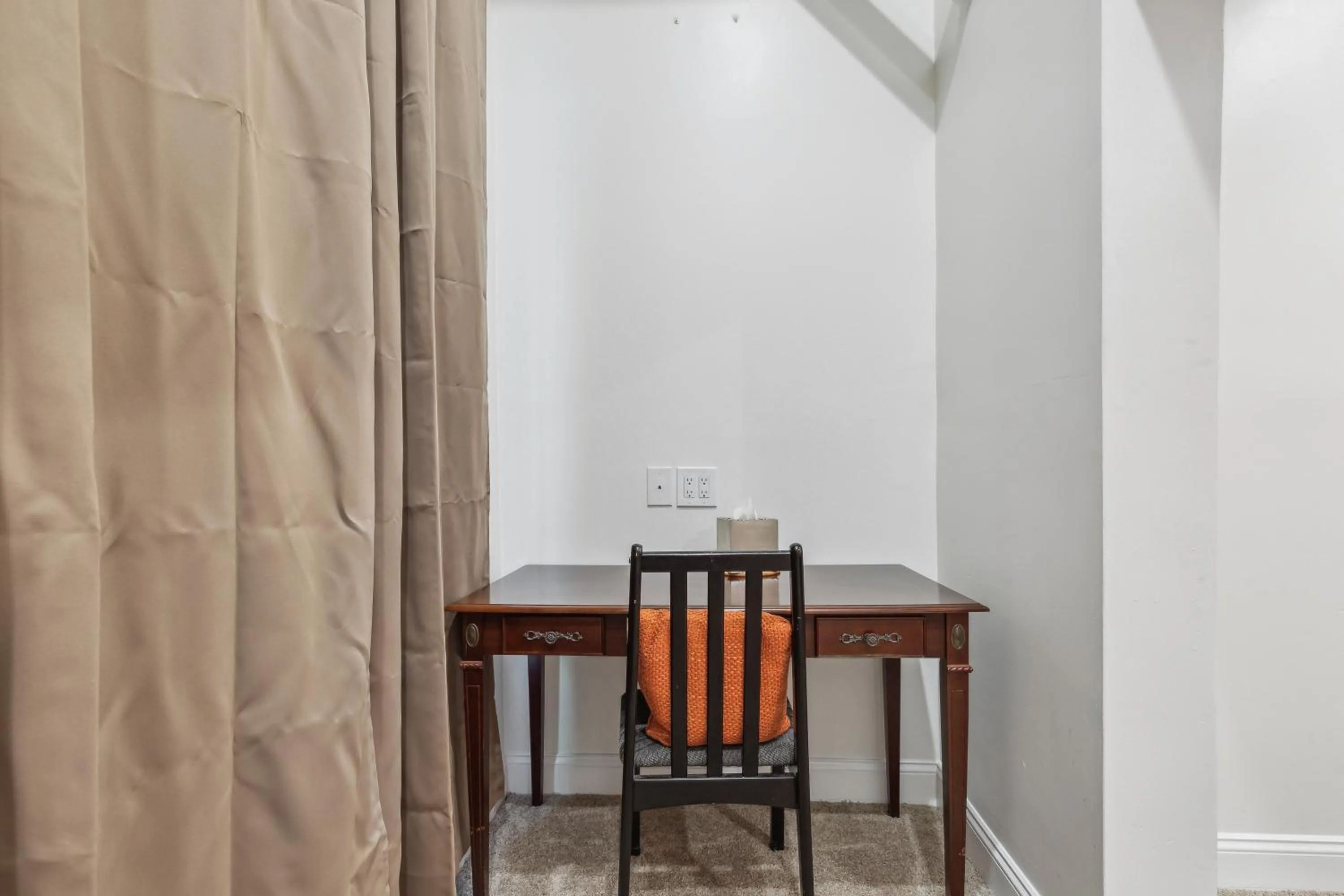 Seating area in The Columbia Inn at Peralynna