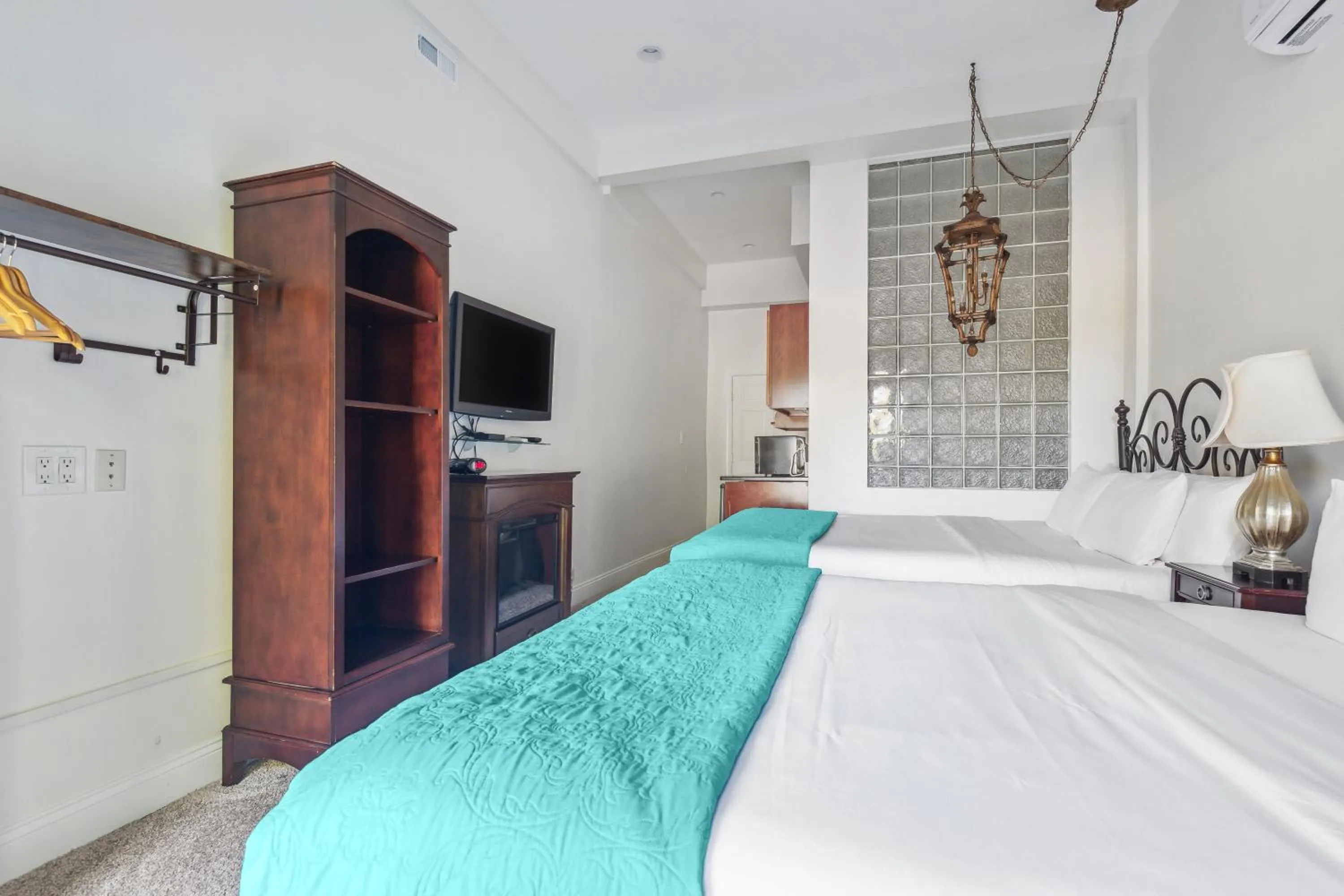 Bed in The Columbia Inn at Peralynna