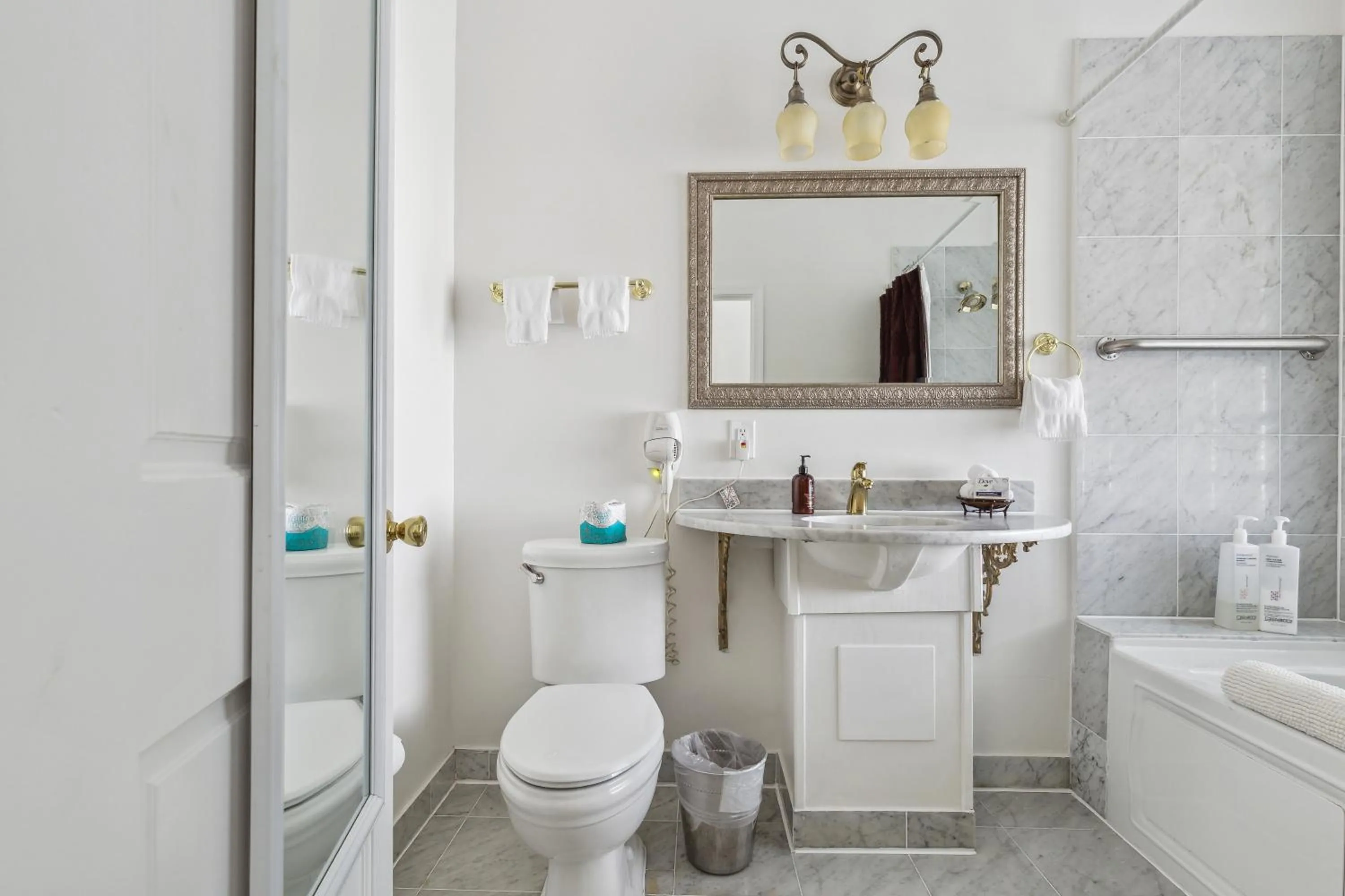 Shower in The Columbia Inn at Peralynna