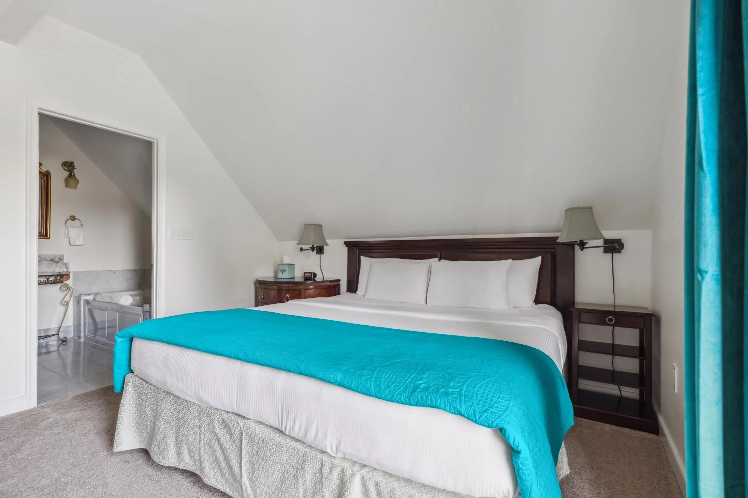 Bed in The Columbia Inn at Peralynna