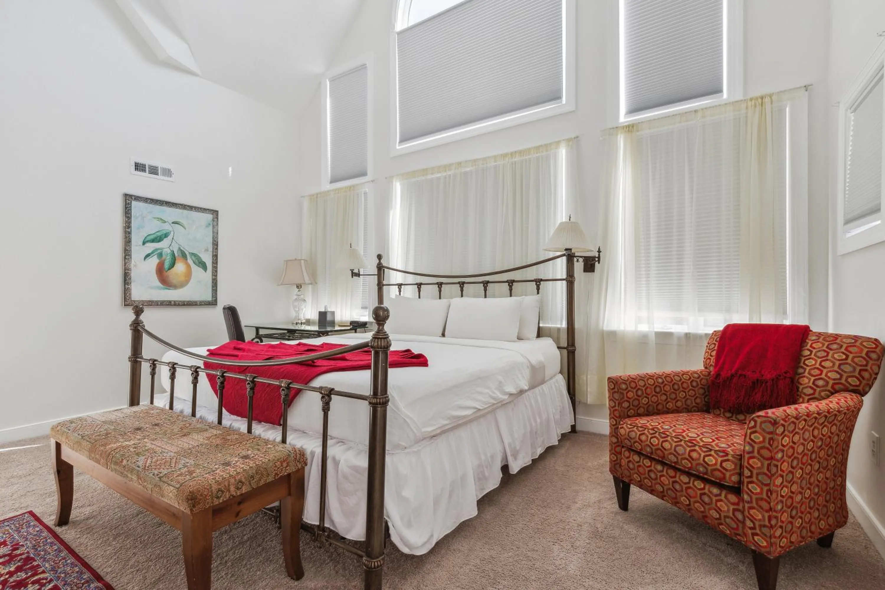 Bed in The Columbia Inn at Peralynna