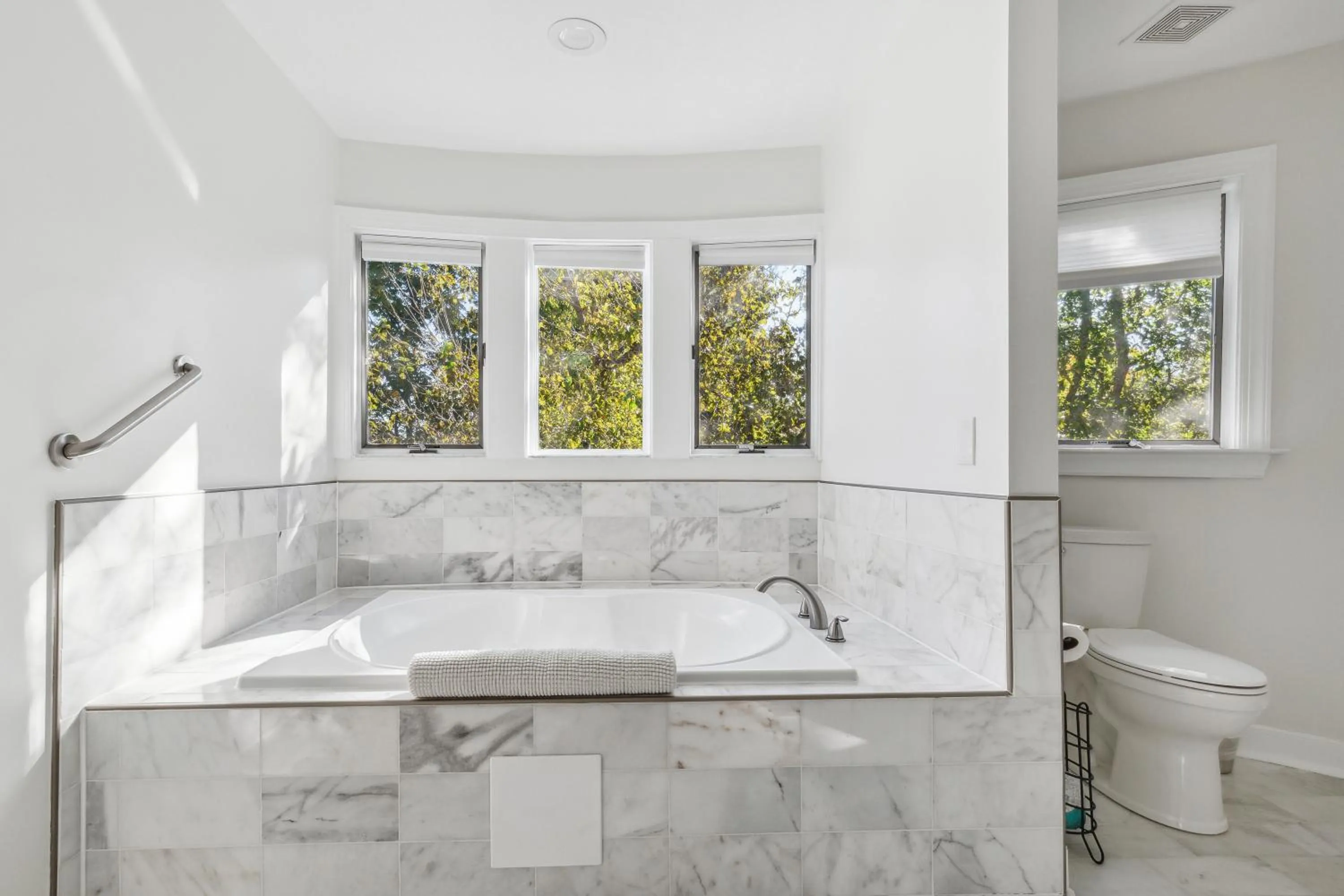 Toilet in The Columbia Inn at Peralynna