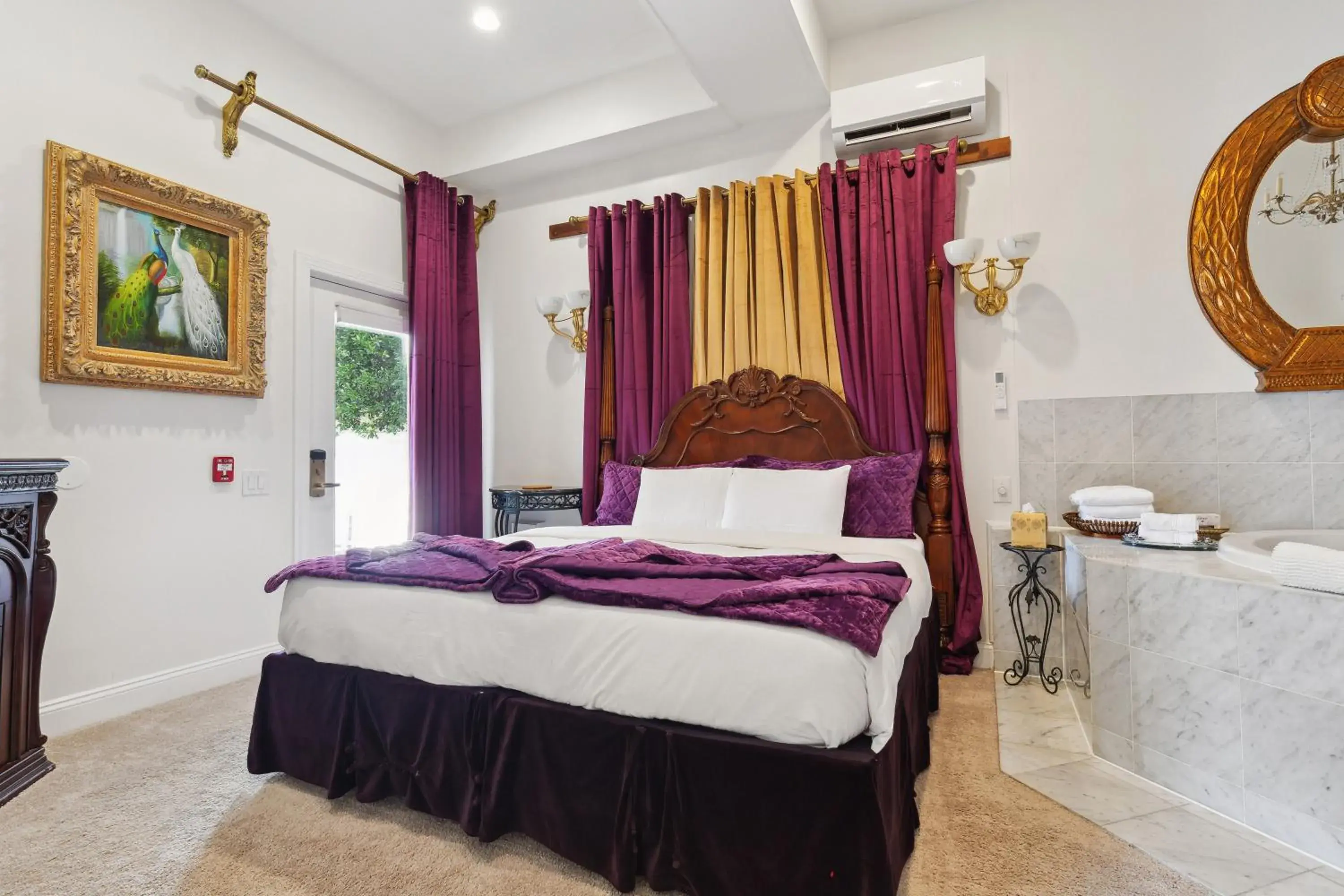 A Peacock Grand Spa Suite in The Columbia Inn at Peralynna A Peacock Grand Spa Suite in The Columbia Inn at Peralynna