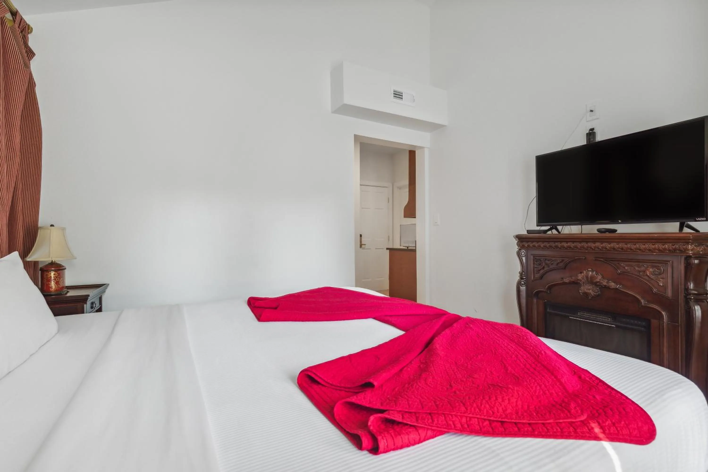 Bed in The Columbia Inn at Peralynna