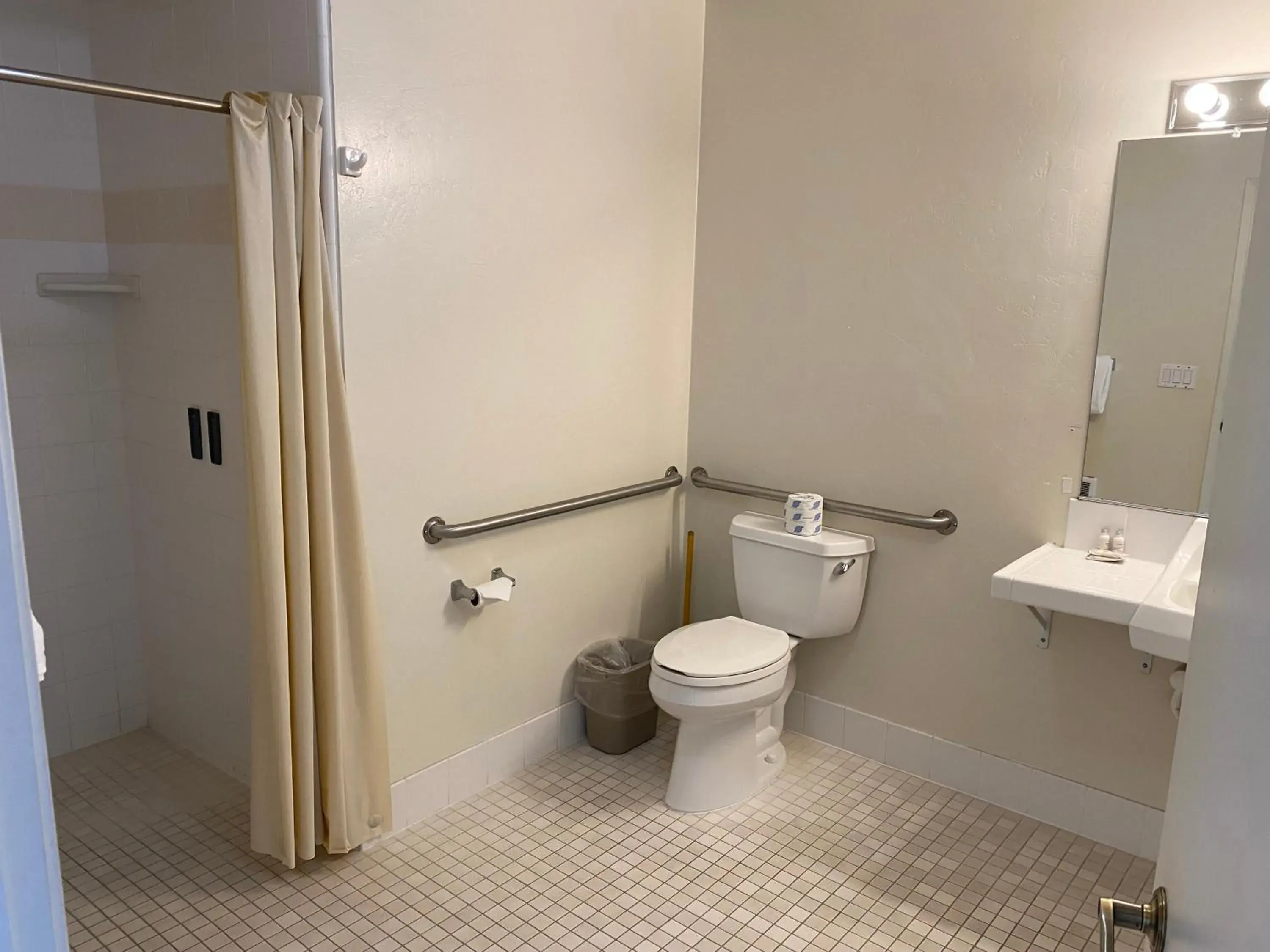 King Room with Fireplace - Disability Access in Bide-A-Wee Inn and Cottages King Room with Fireplace - Disability Access in Bide-A-Wee Inn and Cottages