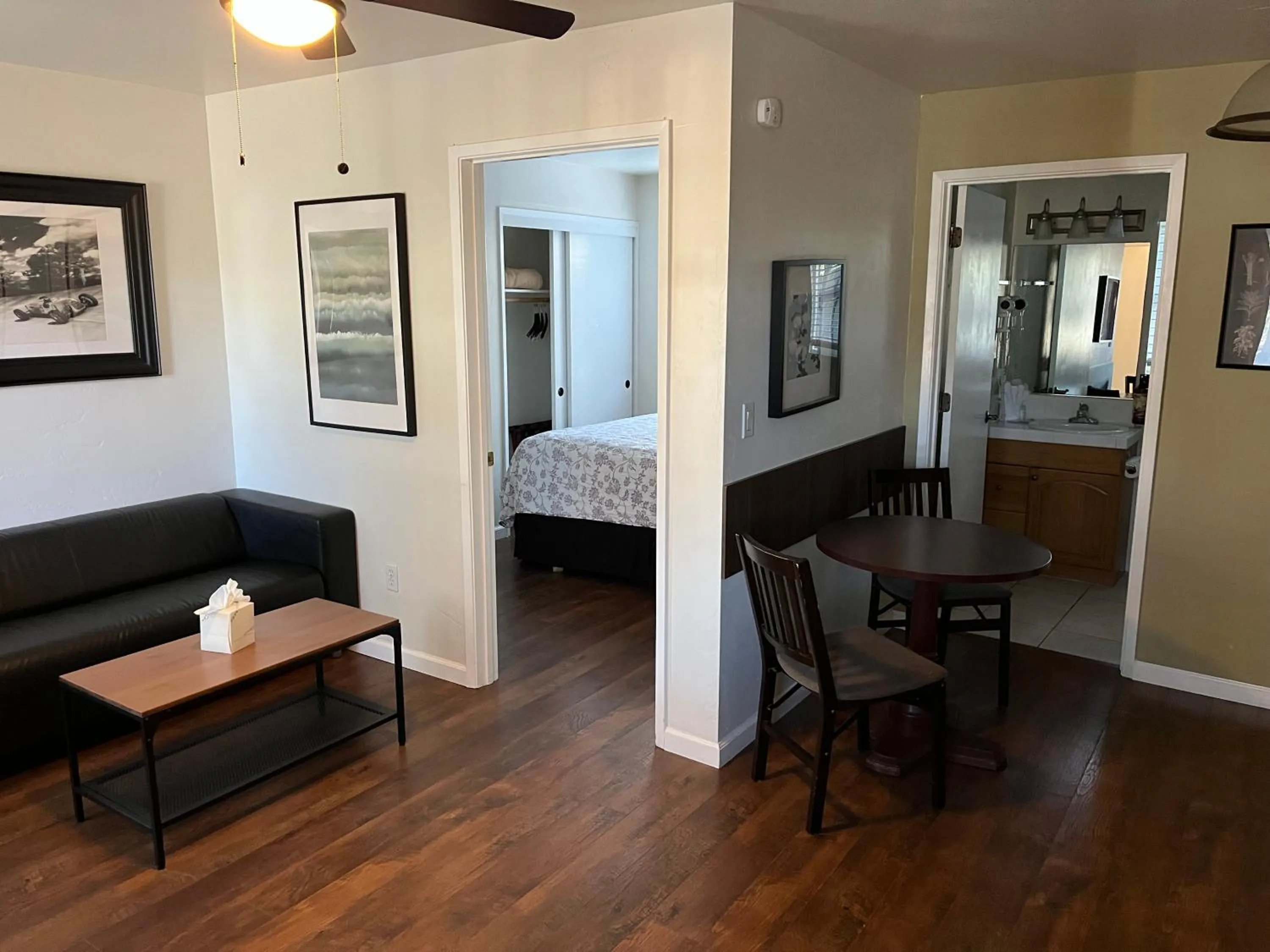 Living room, Bed in Bide-A-Wee Inn and Cottages