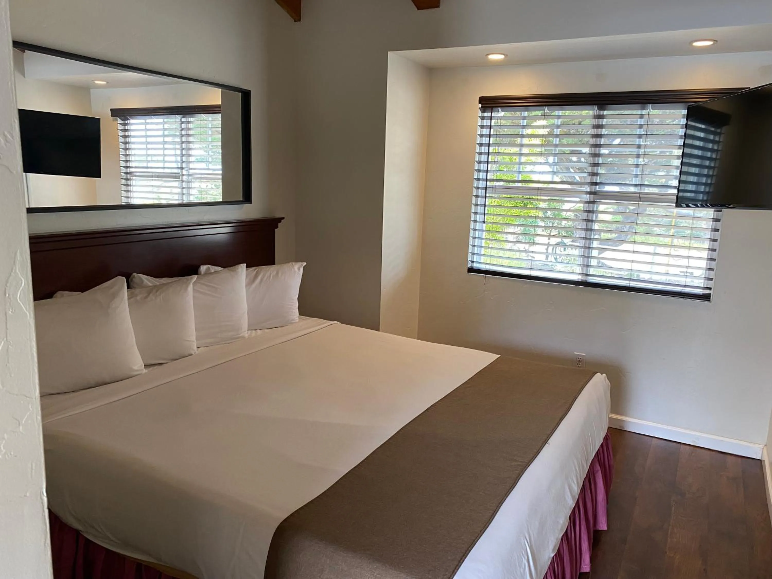 Bedroom, Bed in Bide-A-Wee Inn and Cottages