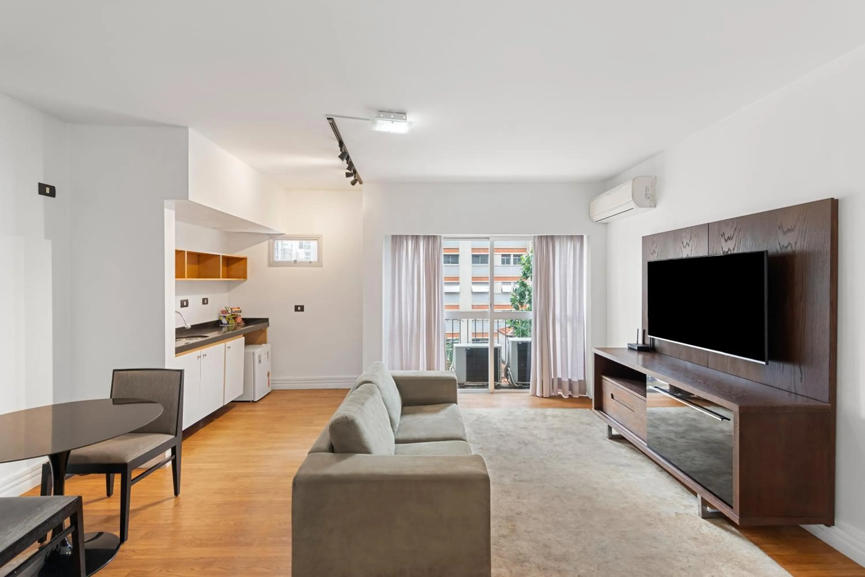 Communal lounge/ TV room in Capcana Hotel Jardins