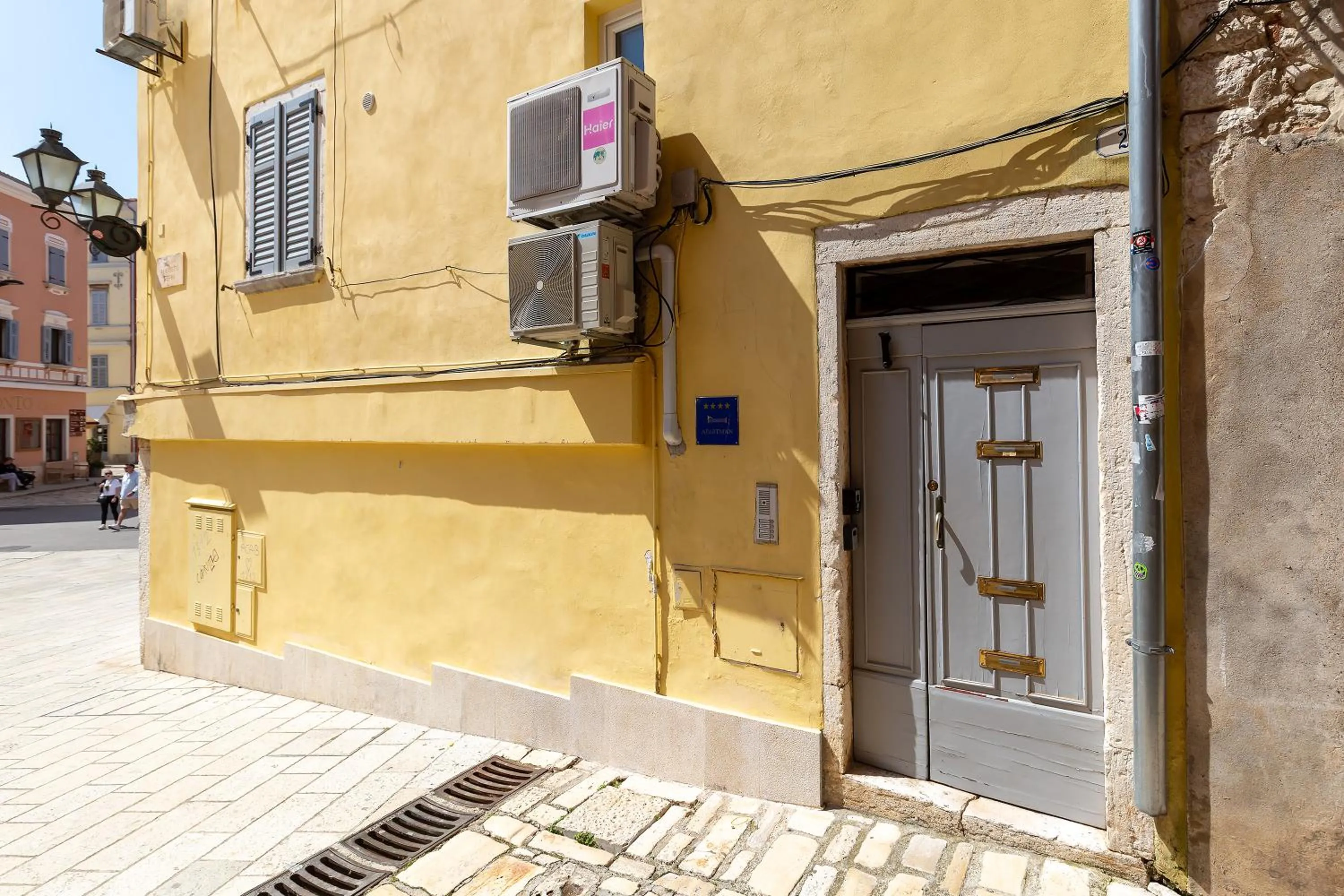 Property building in Apartment Lassy by Irundo