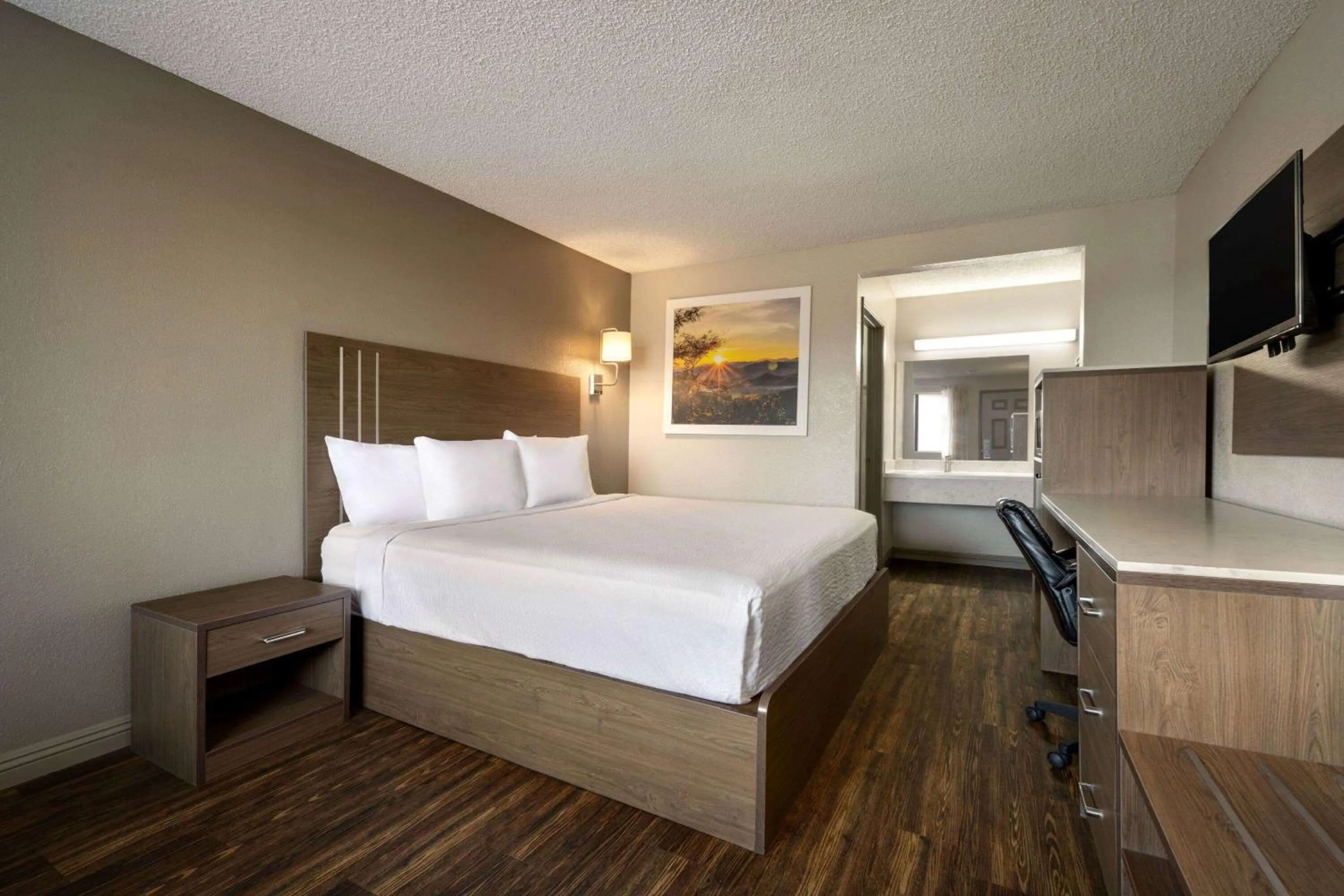 Communal lounge/ TV room, Bed in Days Inn by Wyndham Fresno South