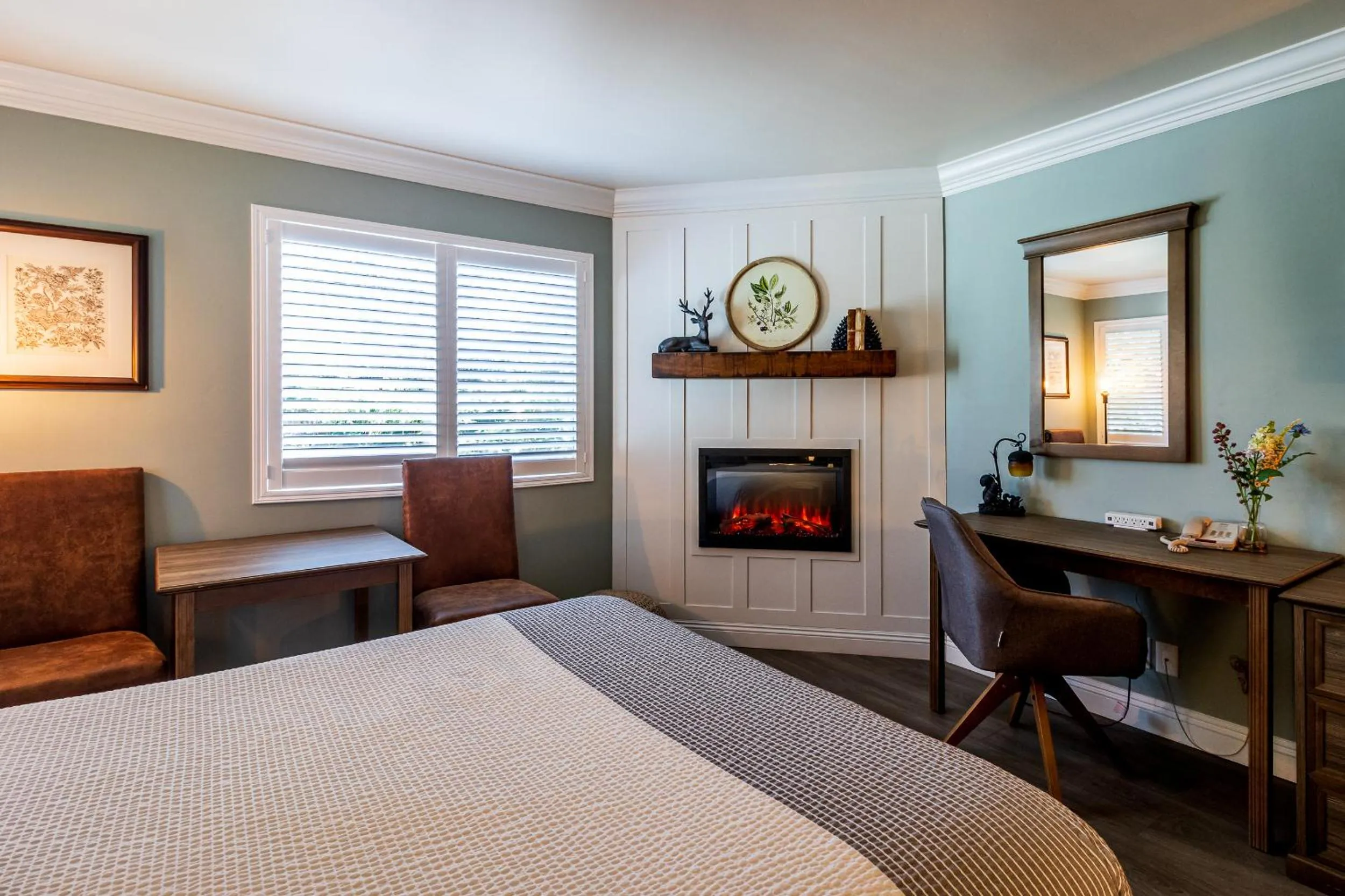 Bed in Cambria Pines Lodge