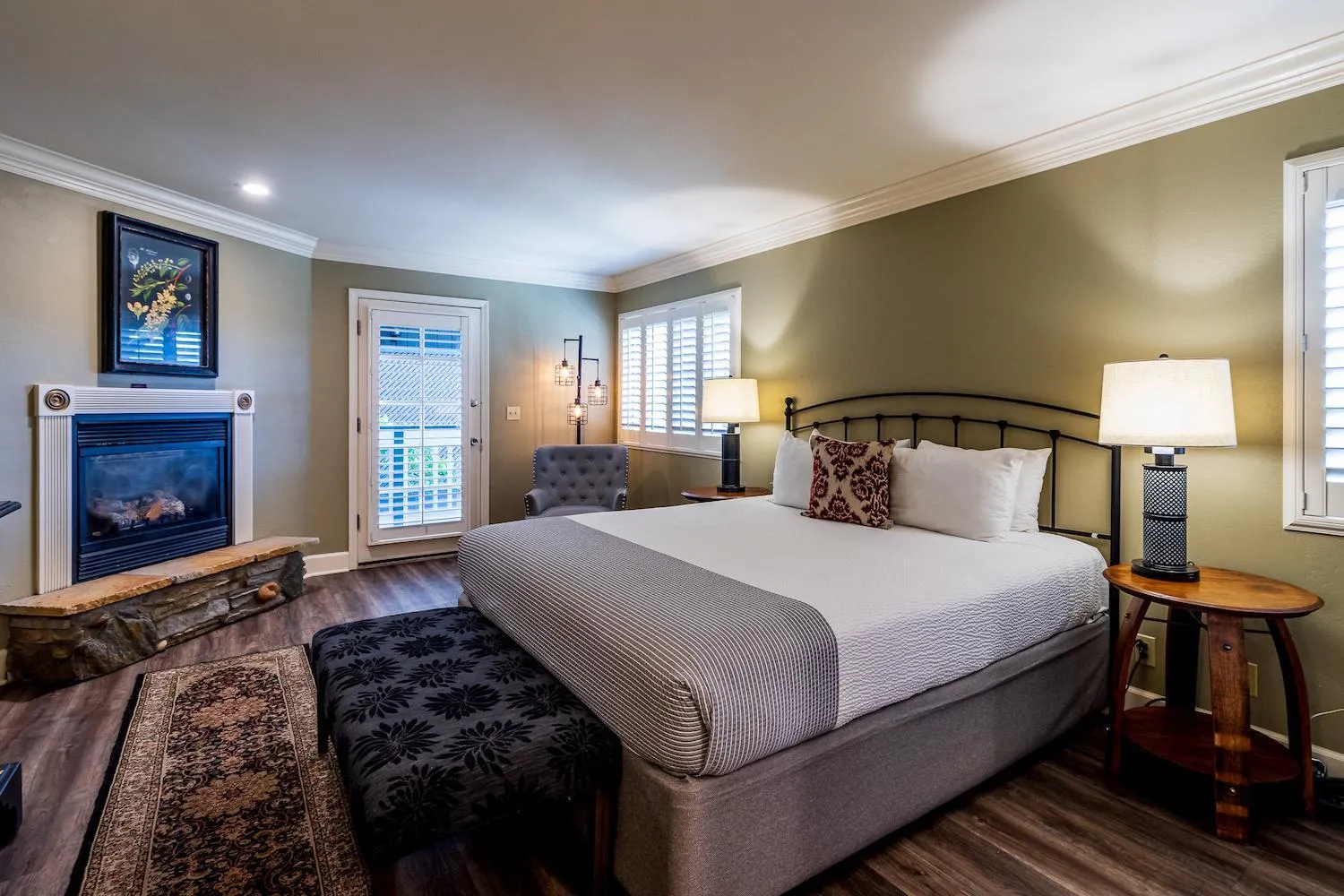Bedroom, Bed in Cambria Pines Lodge