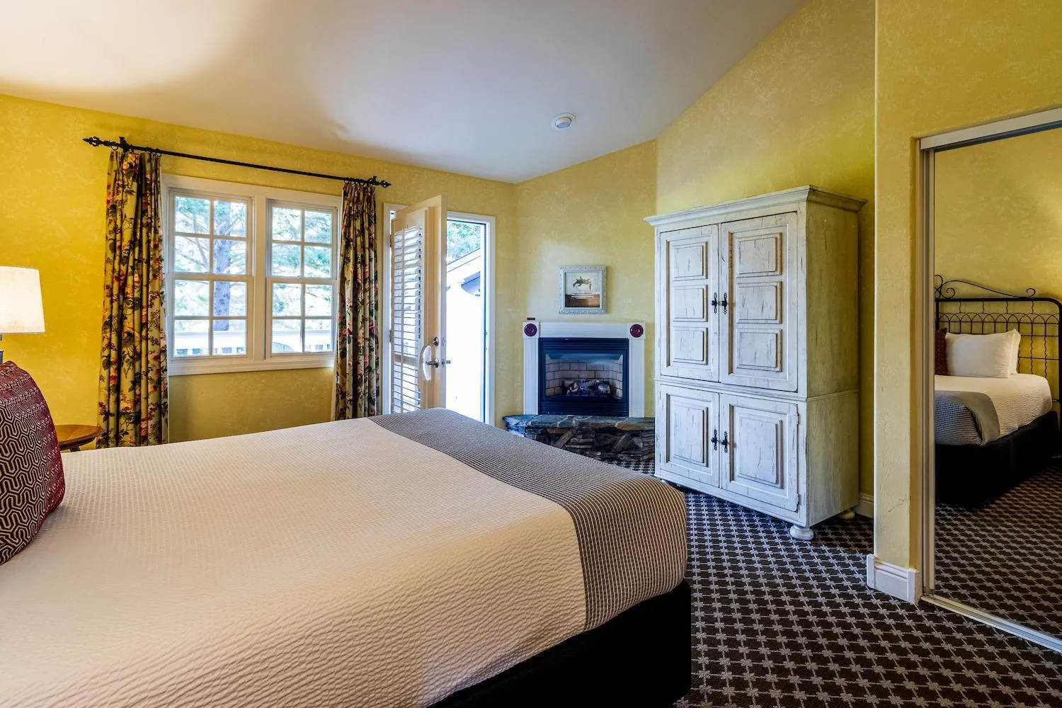 Bed in Cambria Pines Lodge