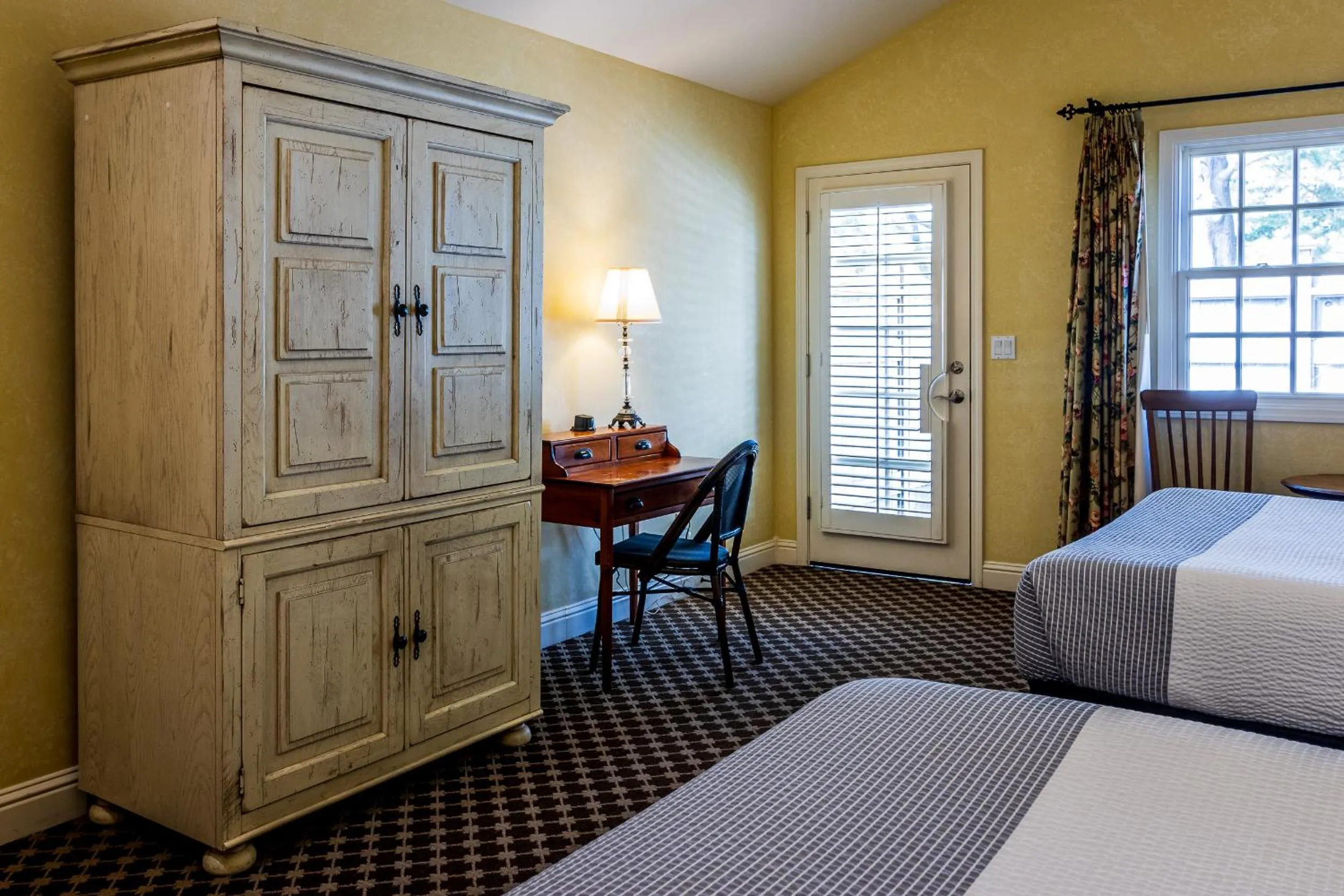 Bedroom, Bed in Cambria Pines Lodge