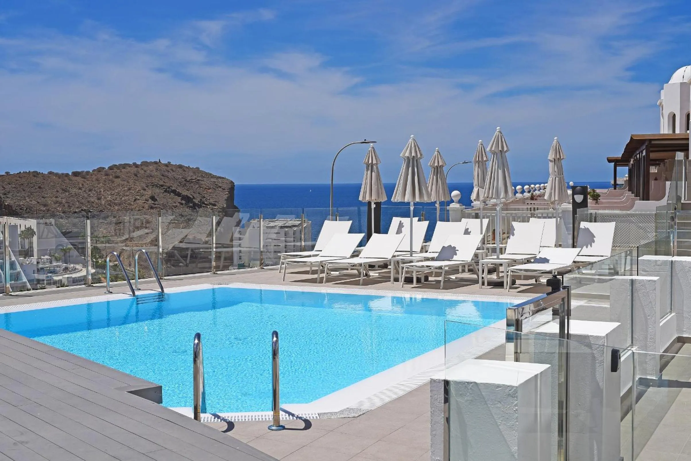 Swimming pool in Calypso Boutique Apartments - Ceased Trading