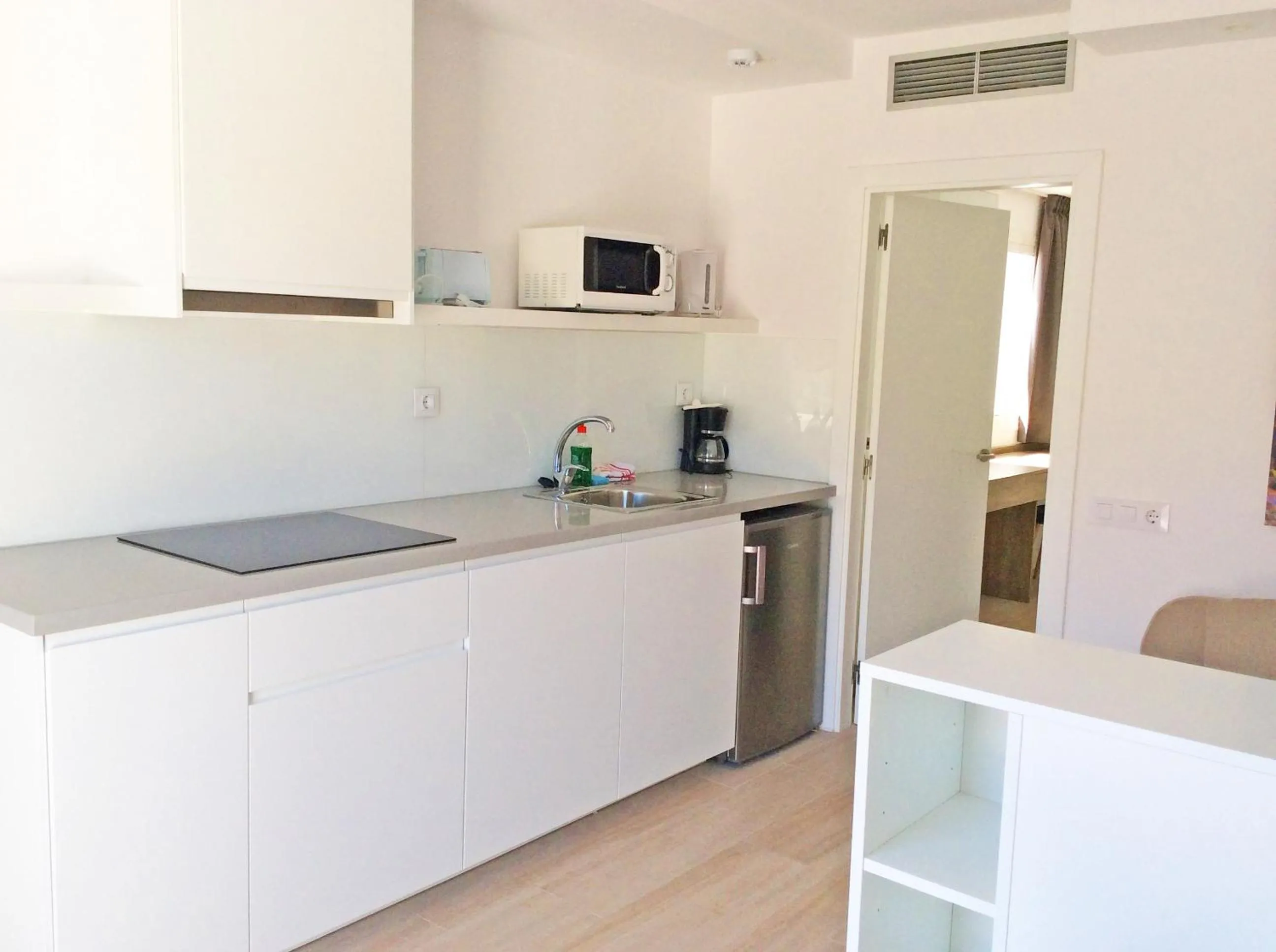 Coffee/tea facilities in Calypso Boutique Apartments - Ceased Trading