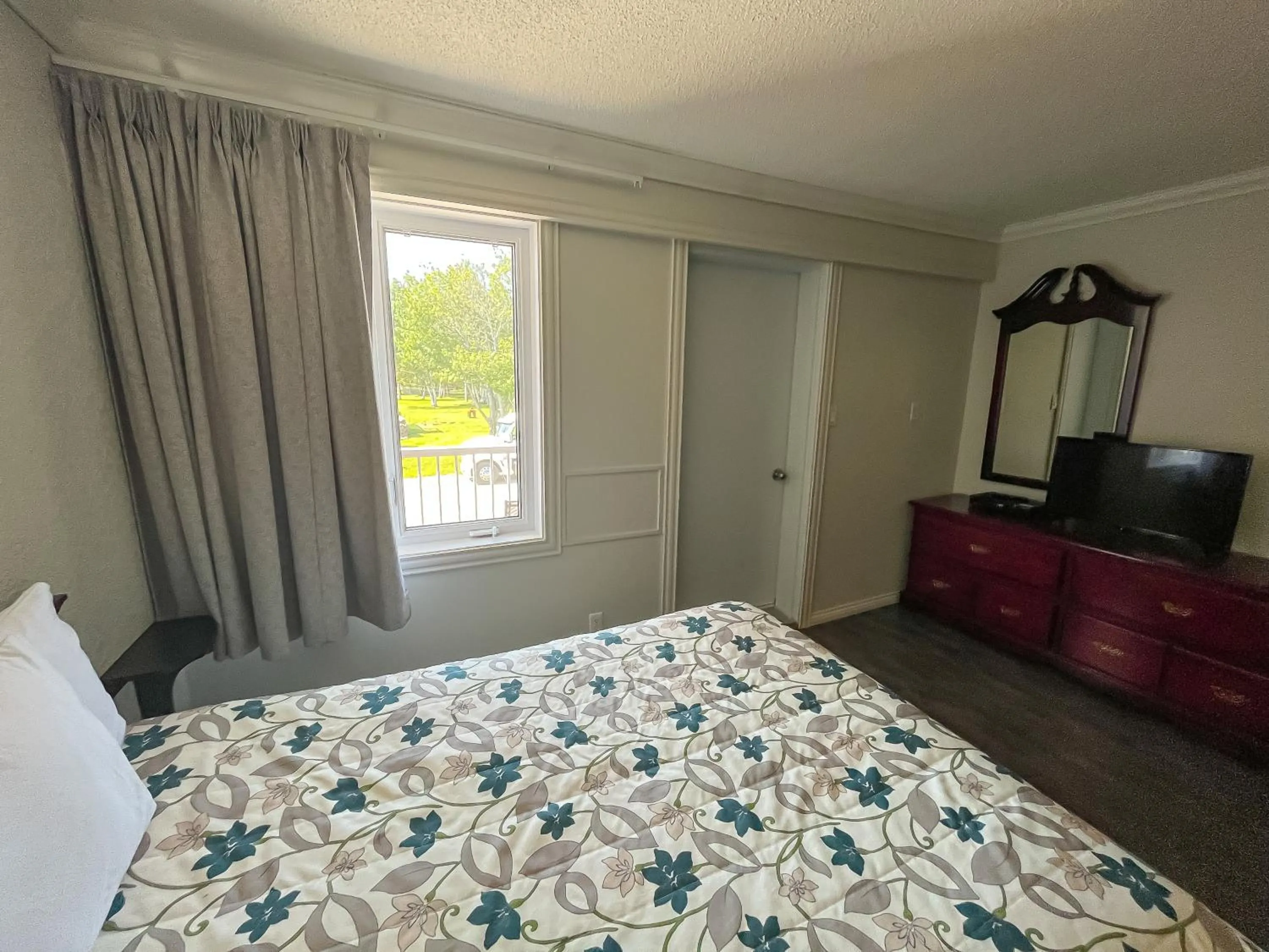 Bedroom, Bed in Complexe Hotelier Escoumins