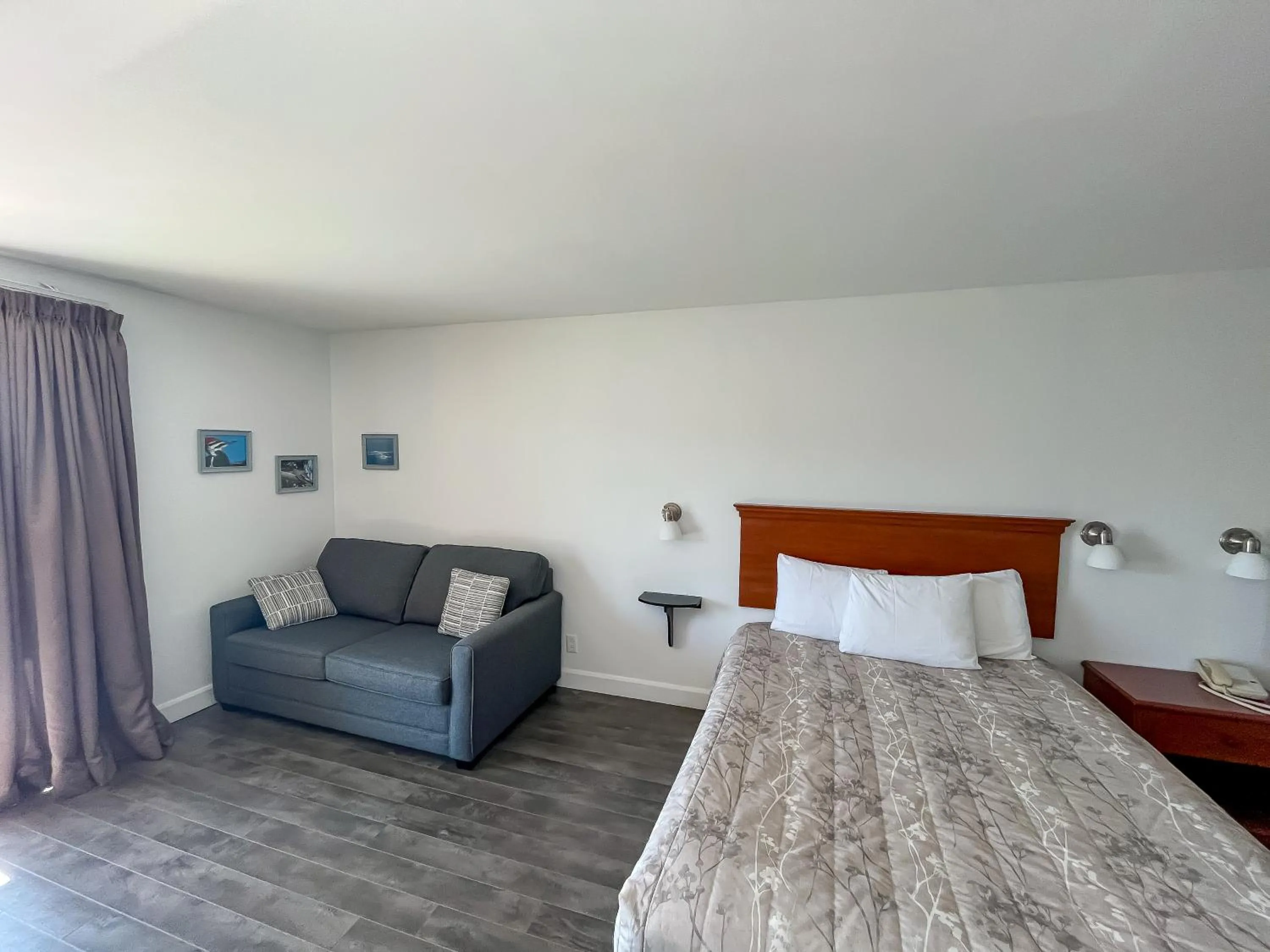 Photo of the whole room, Bed in Complexe Hotelier Escoumins