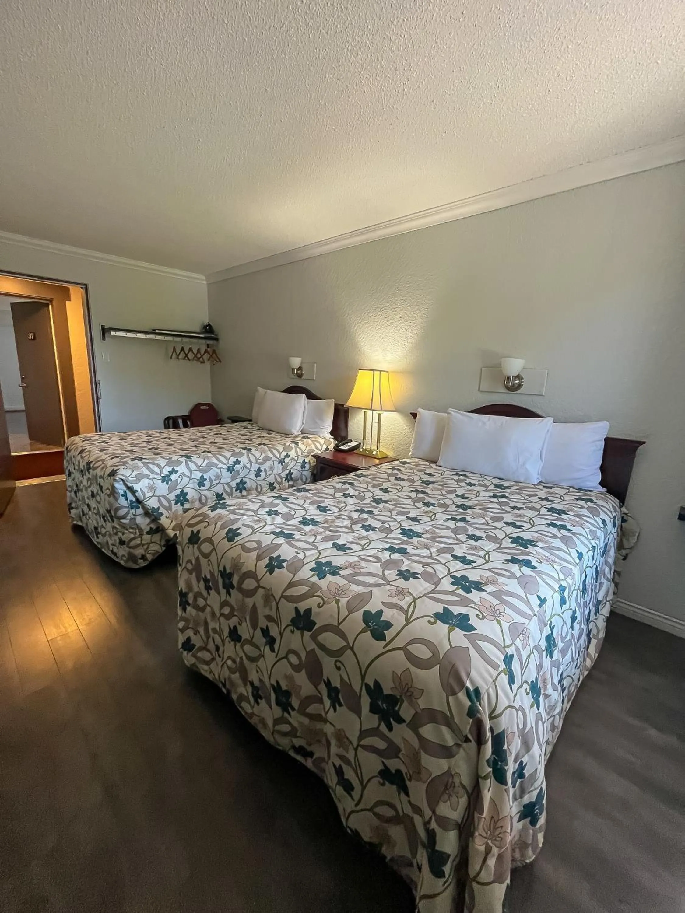 Photo of the whole room, Bed in Complexe Hotelier Escoumins