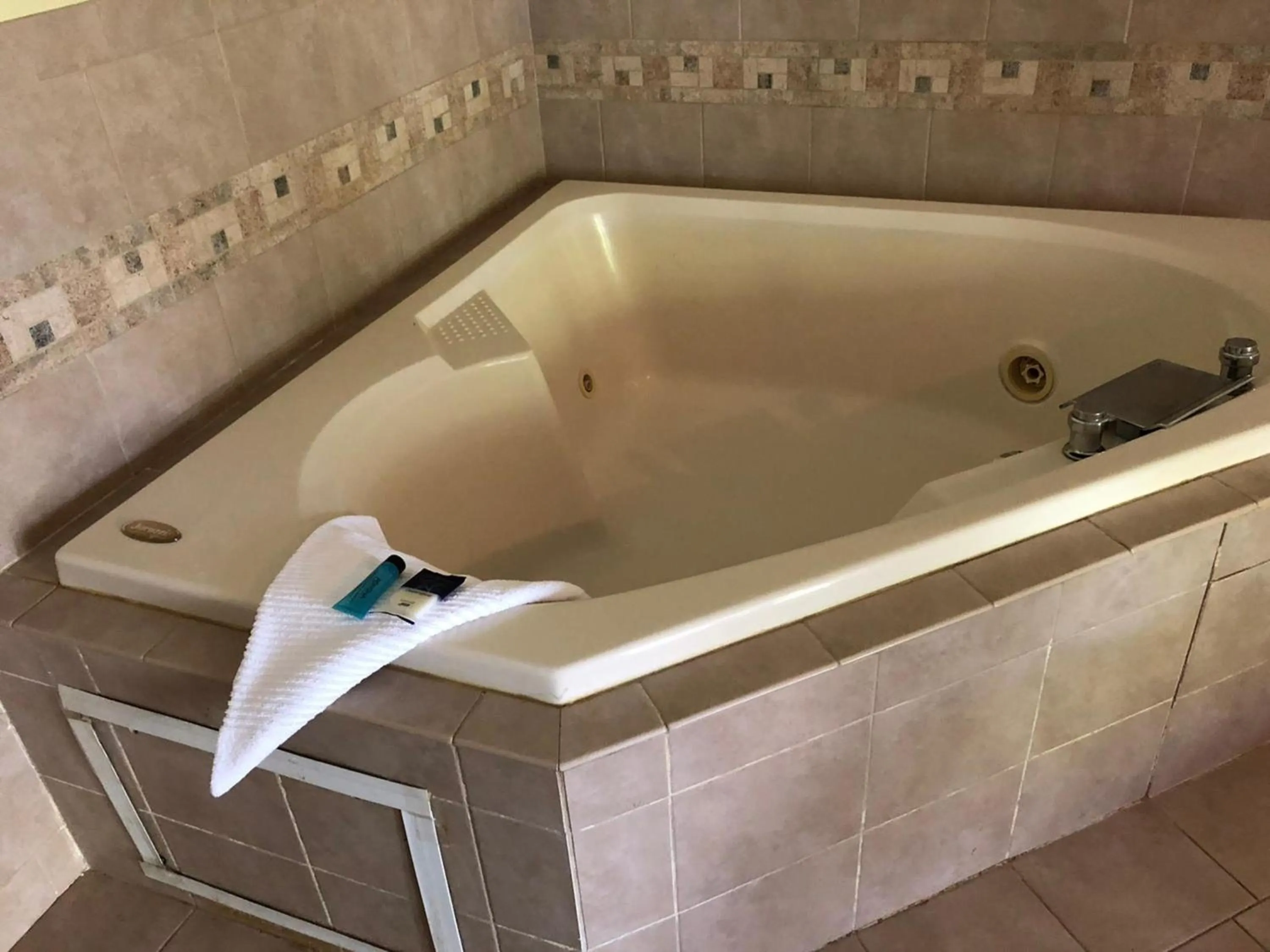 Bath in Fairbridge Inn Express - Barrington