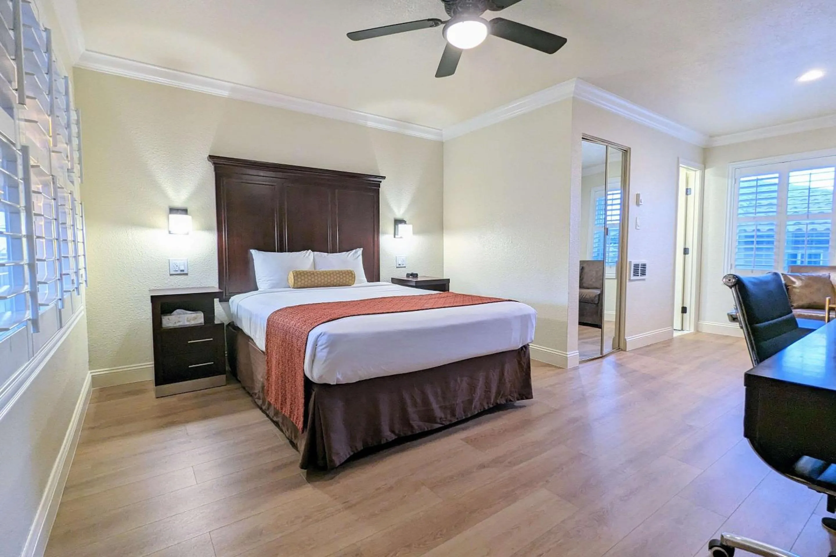 Bedroom, Bed in Clarion Collection Wilkie's Inn Pacific Grove - Monterey