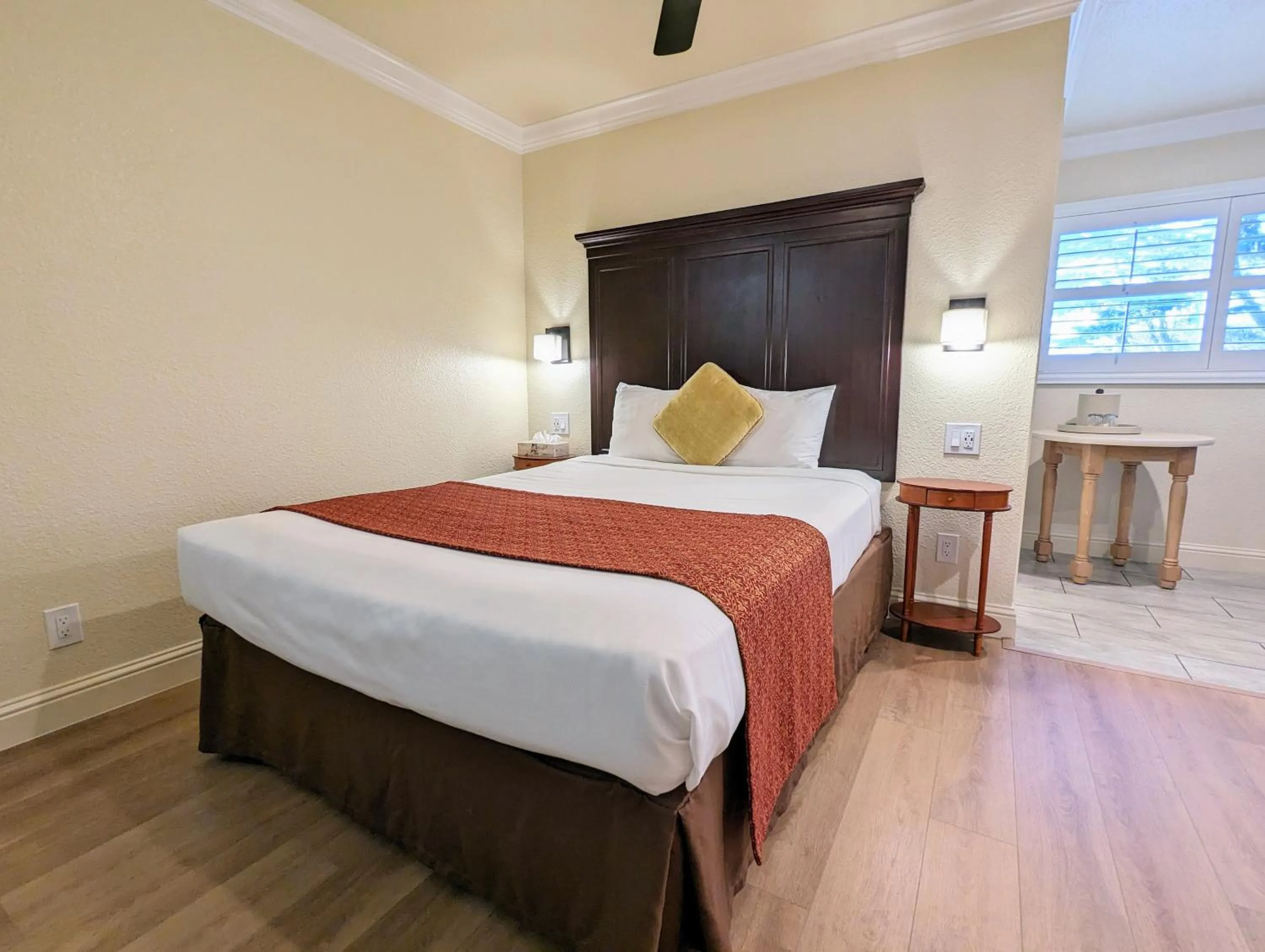 Bedroom, Bed in Clarion Collection Wilkie's Inn Pacific Grove - Monterey