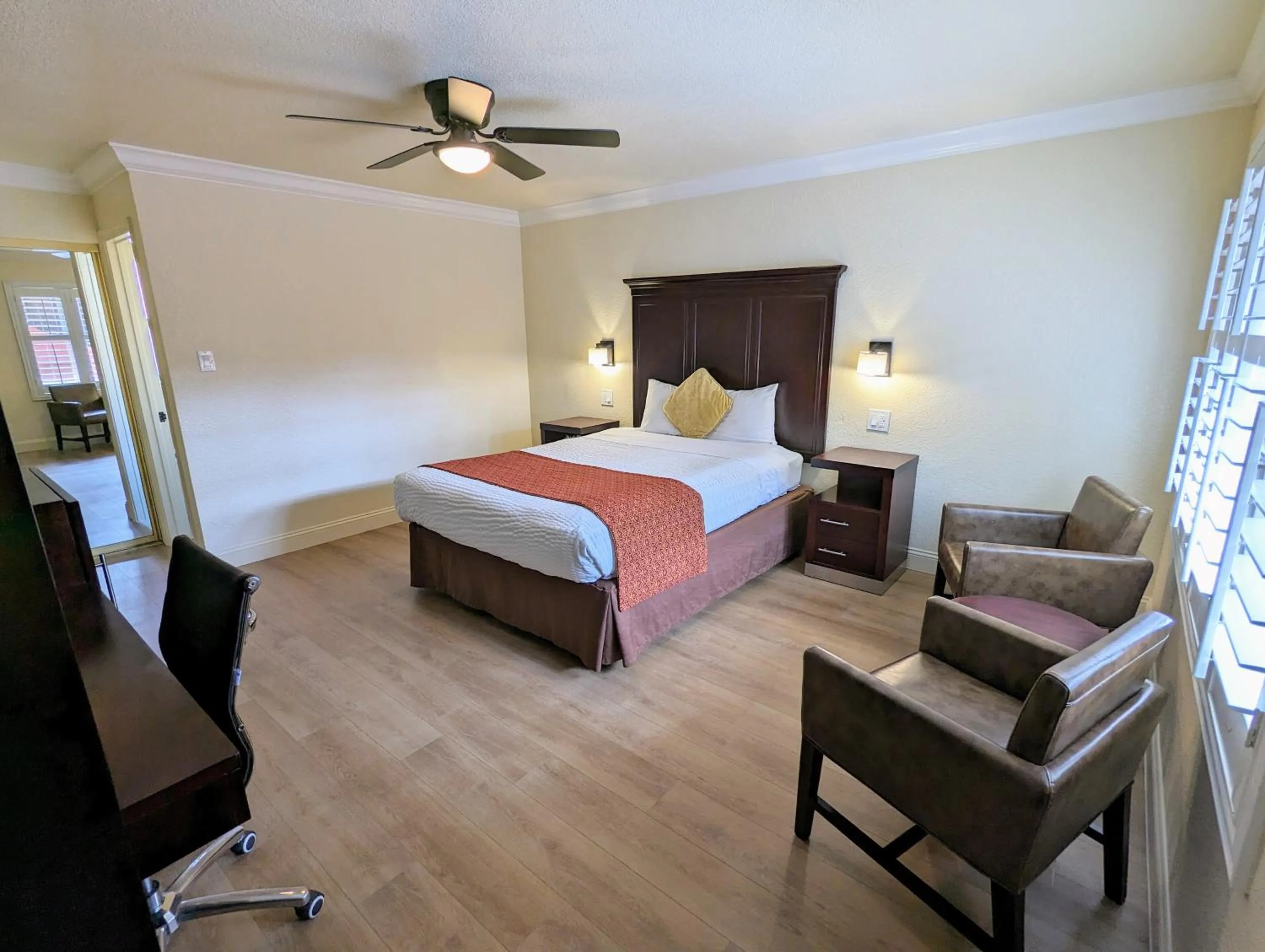 Bedroom, Bed in Clarion Collection Wilkie's Inn Pacific Grove - Monterey