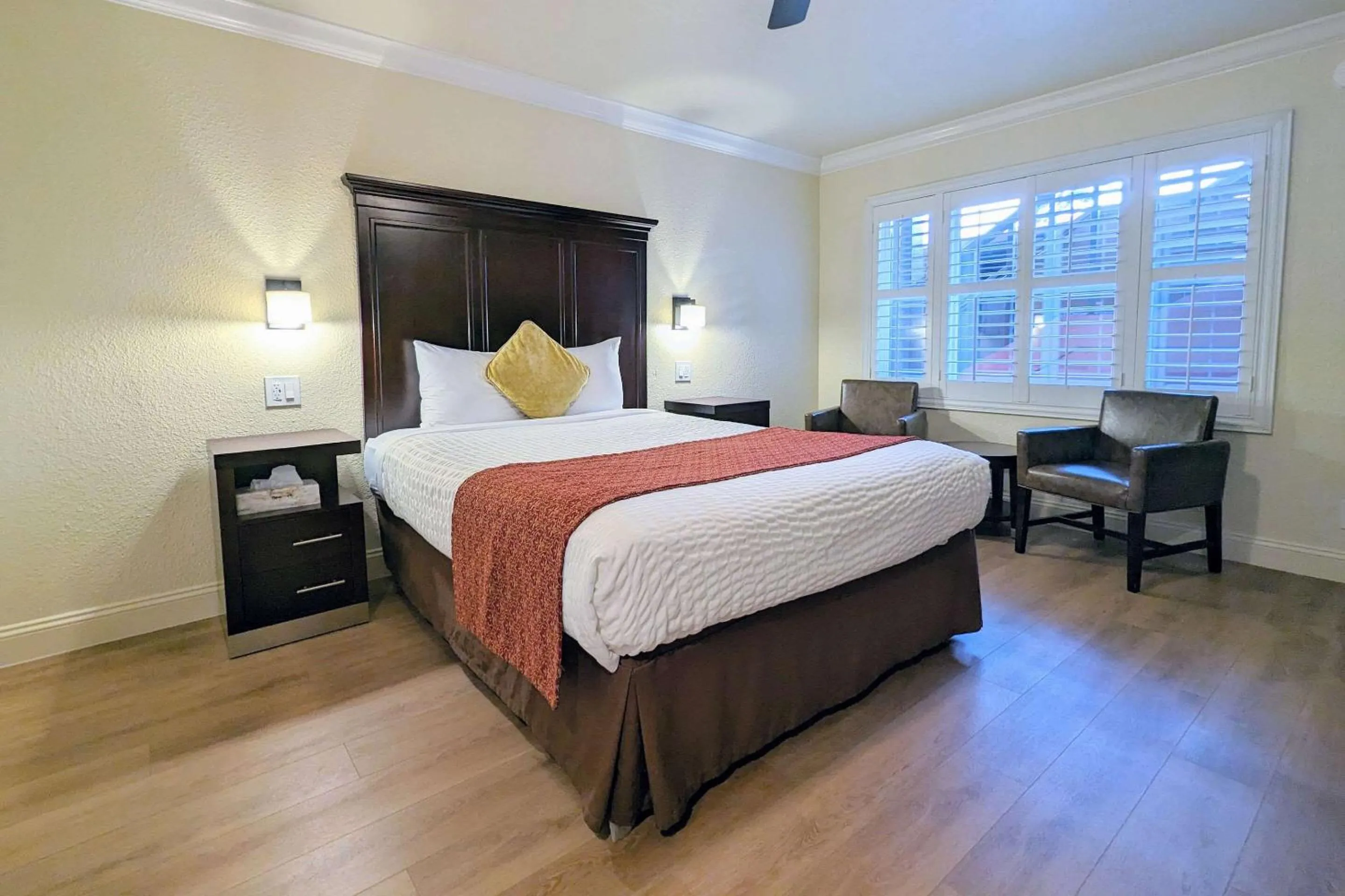 Bedroom, Bed in Clarion Collection Wilkie's Inn Pacific Grove - Monterey