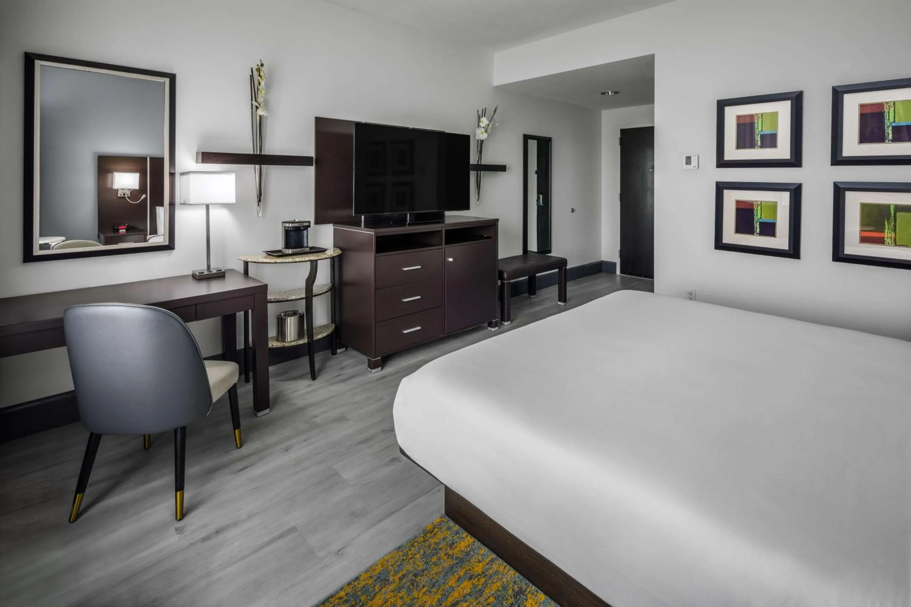 Photo of the whole room, Bed in DoubleTree by Hilton Sarasota Bradenton Airport