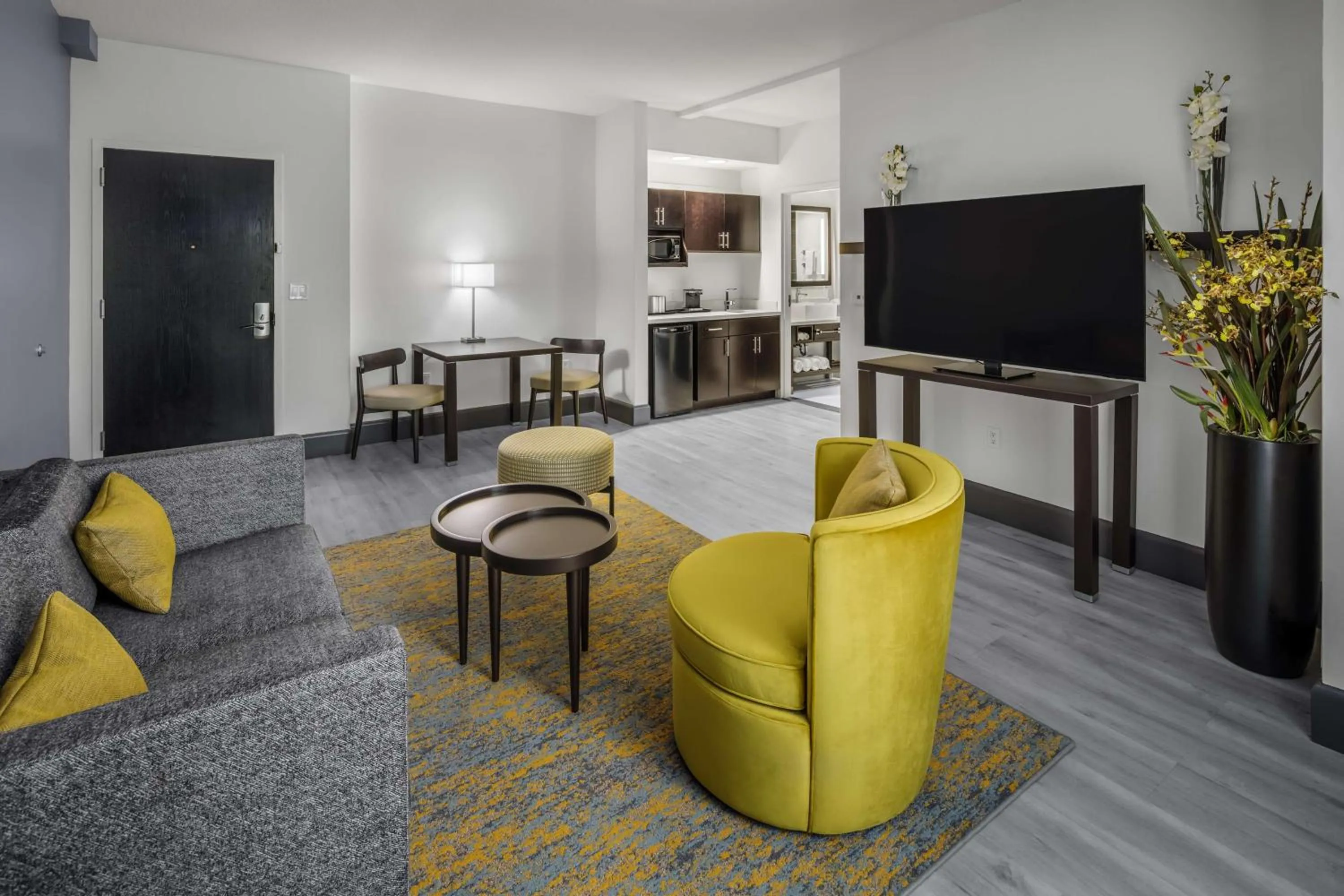 Living room in DoubleTree by Hilton Sarasota Bradenton Airport