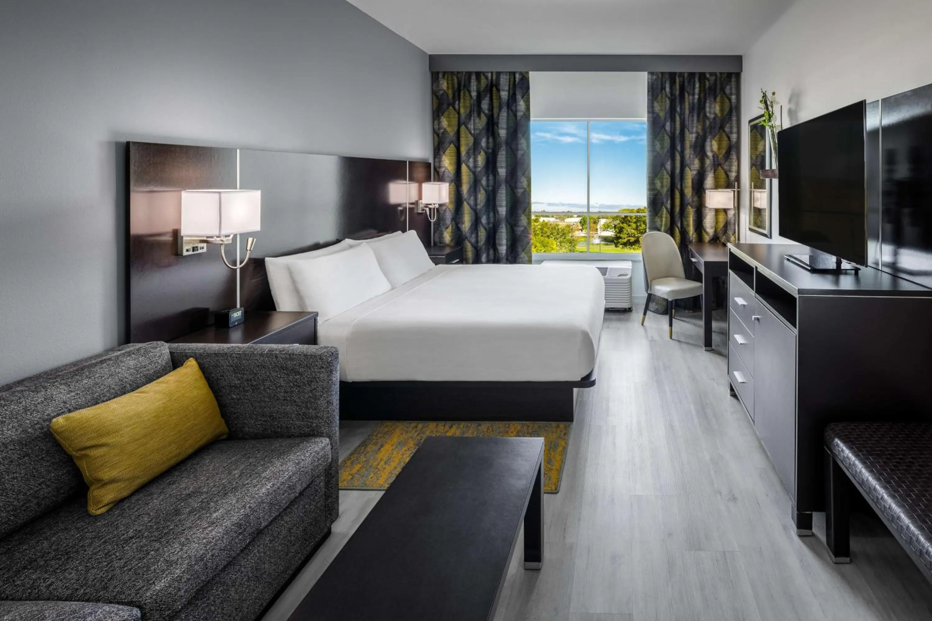 Bedroom, Bed in DoubleTree by Hilton Sarasota Bradenton Airport