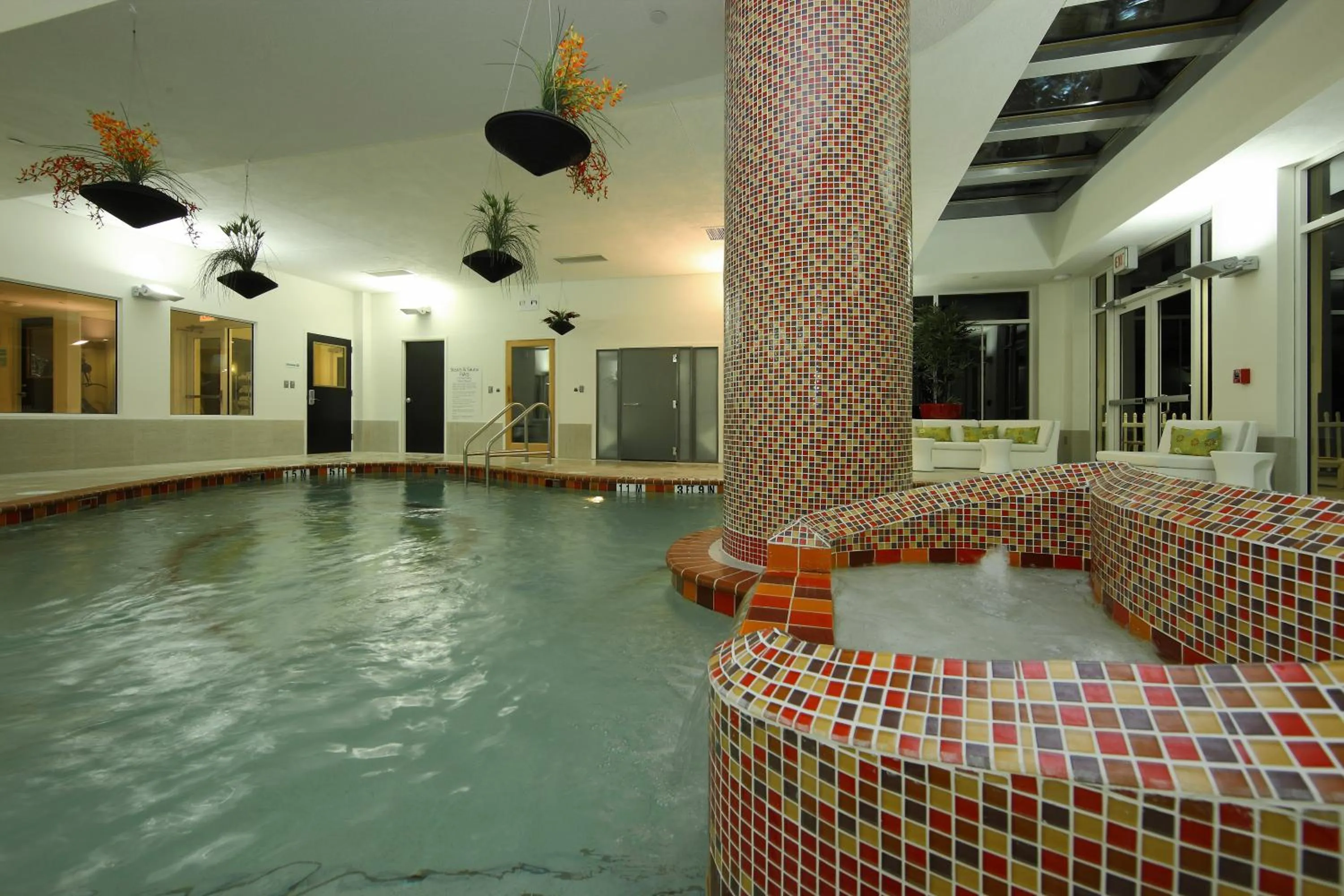 Swimming pool in DoubleTree by Hilton Sarasota Bradenton Airport