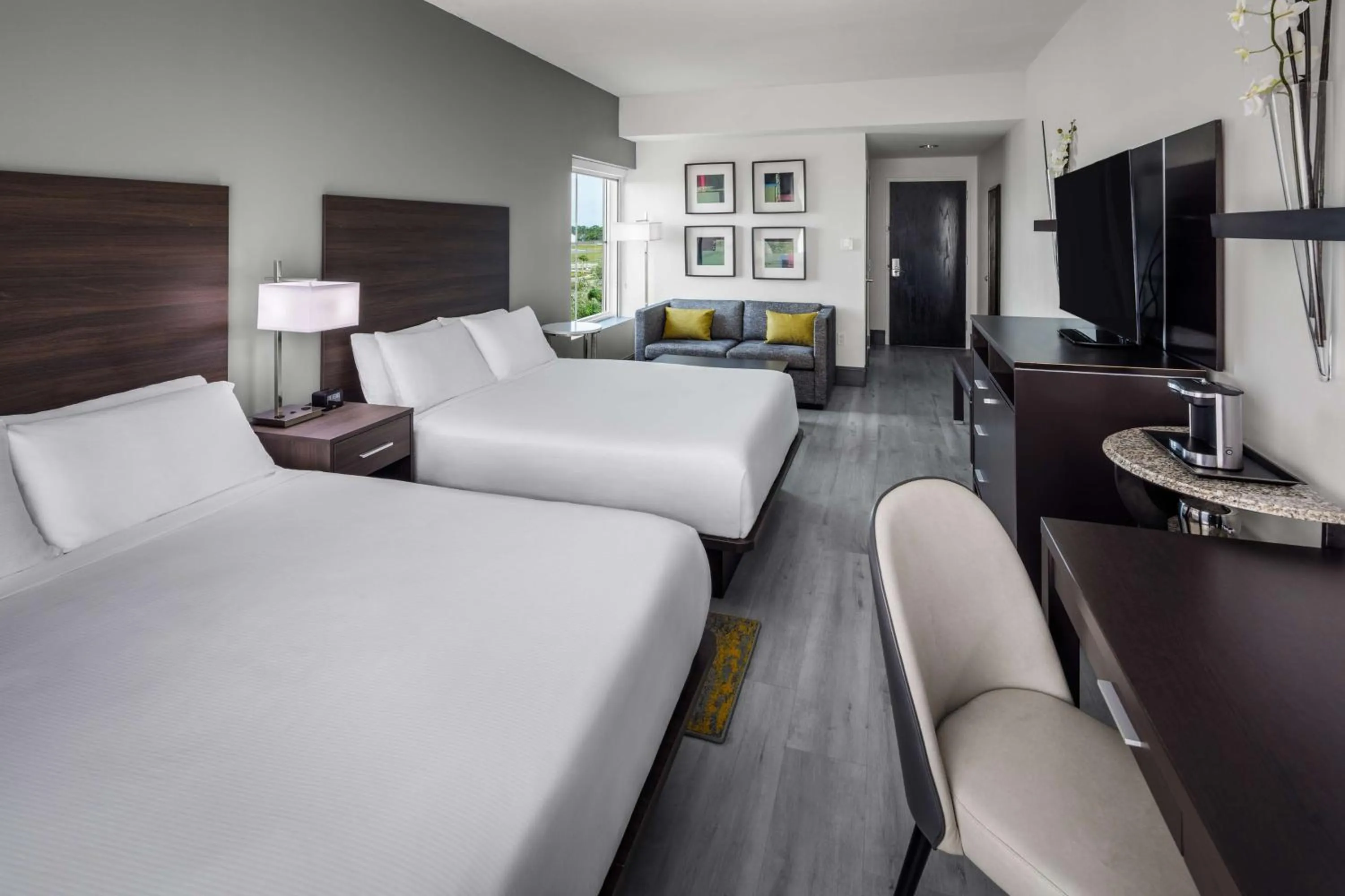 Living room, Bed in DoubleTree by Hilton Sarasota Bradenton Airport