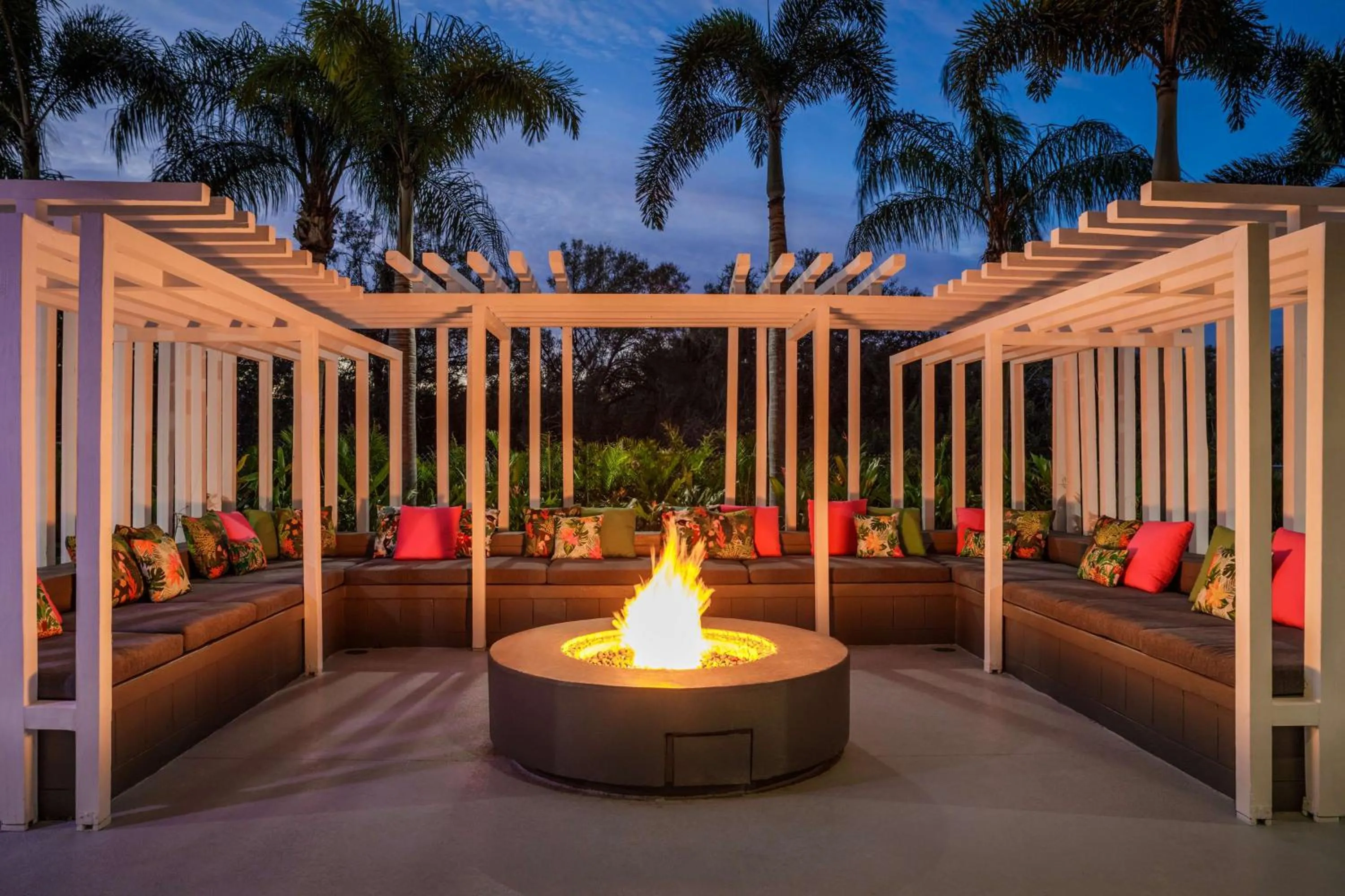 Dining area in DoubleTree by Hilton Sarasota Bradenton Airport