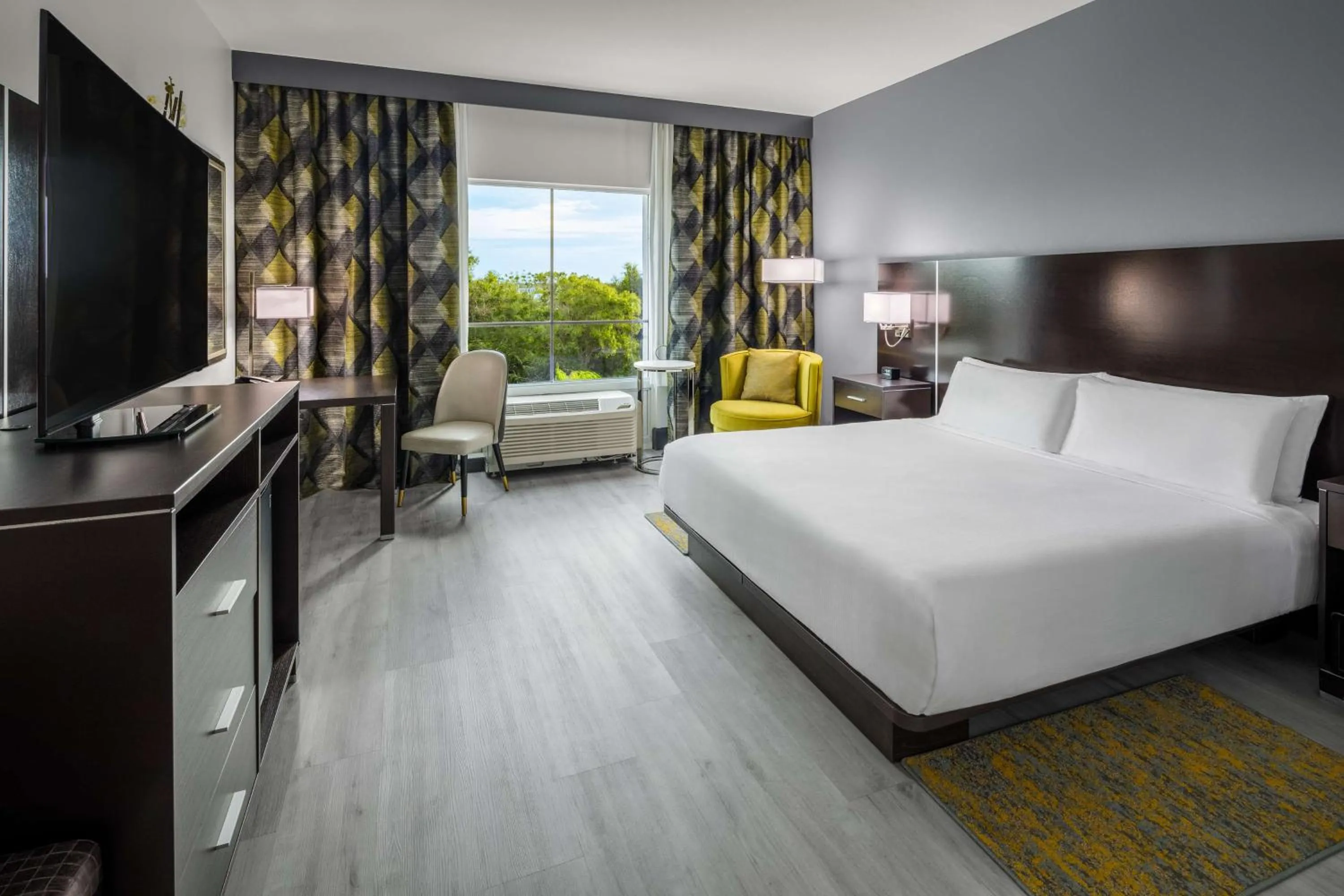 Living room, Bed in DoubleTree by Hilton Sarasota Bradenton Airport