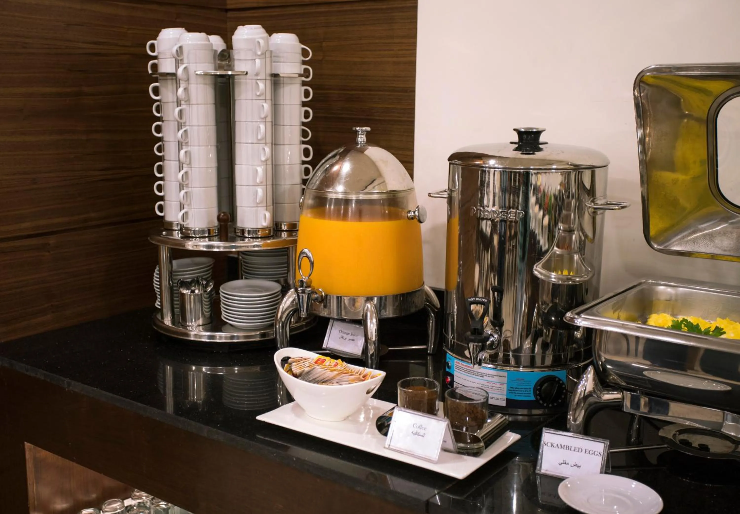 Restaurant/places to eat in Dweik Hotel 2