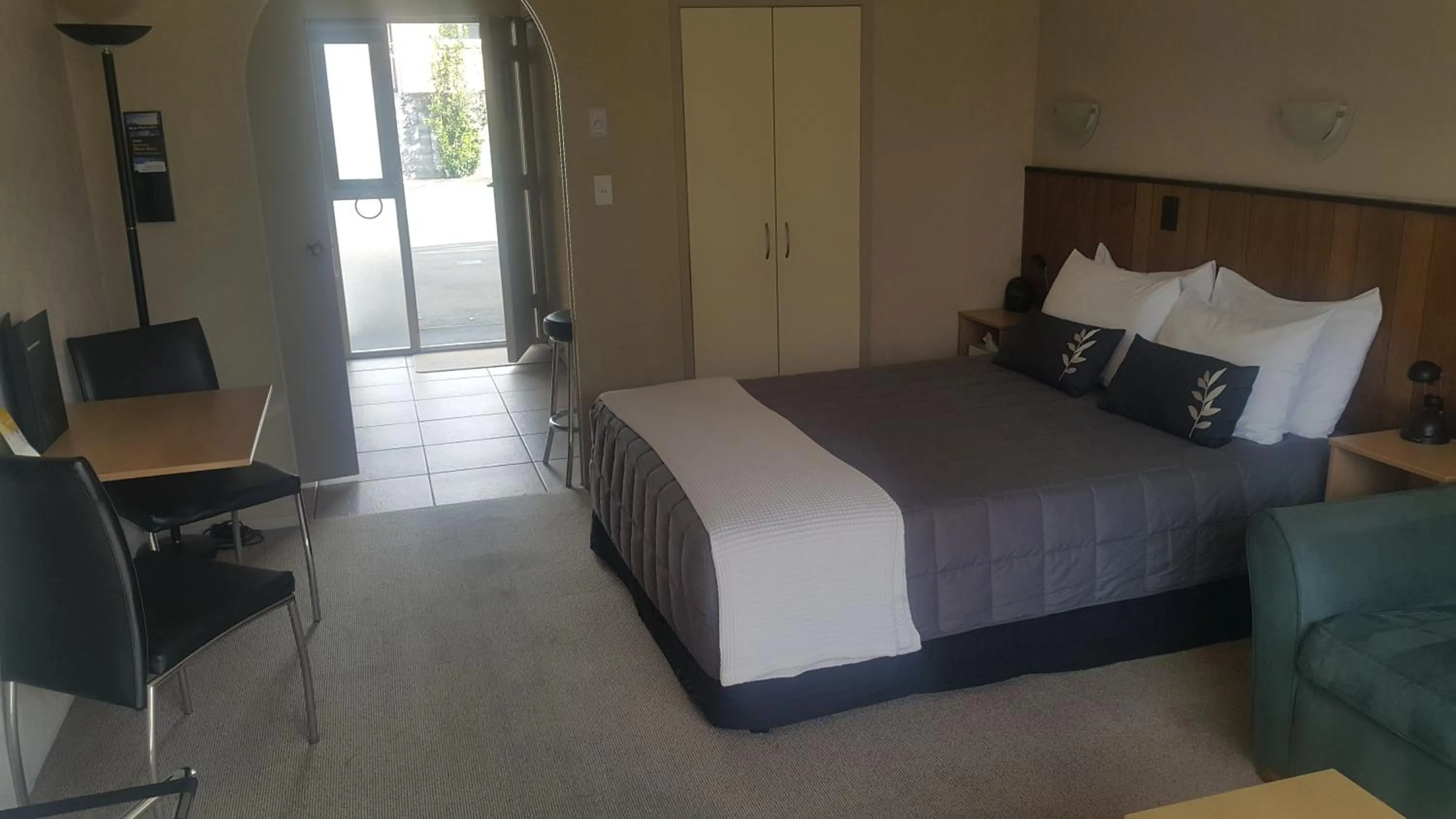 Bed in 299 On Devon West