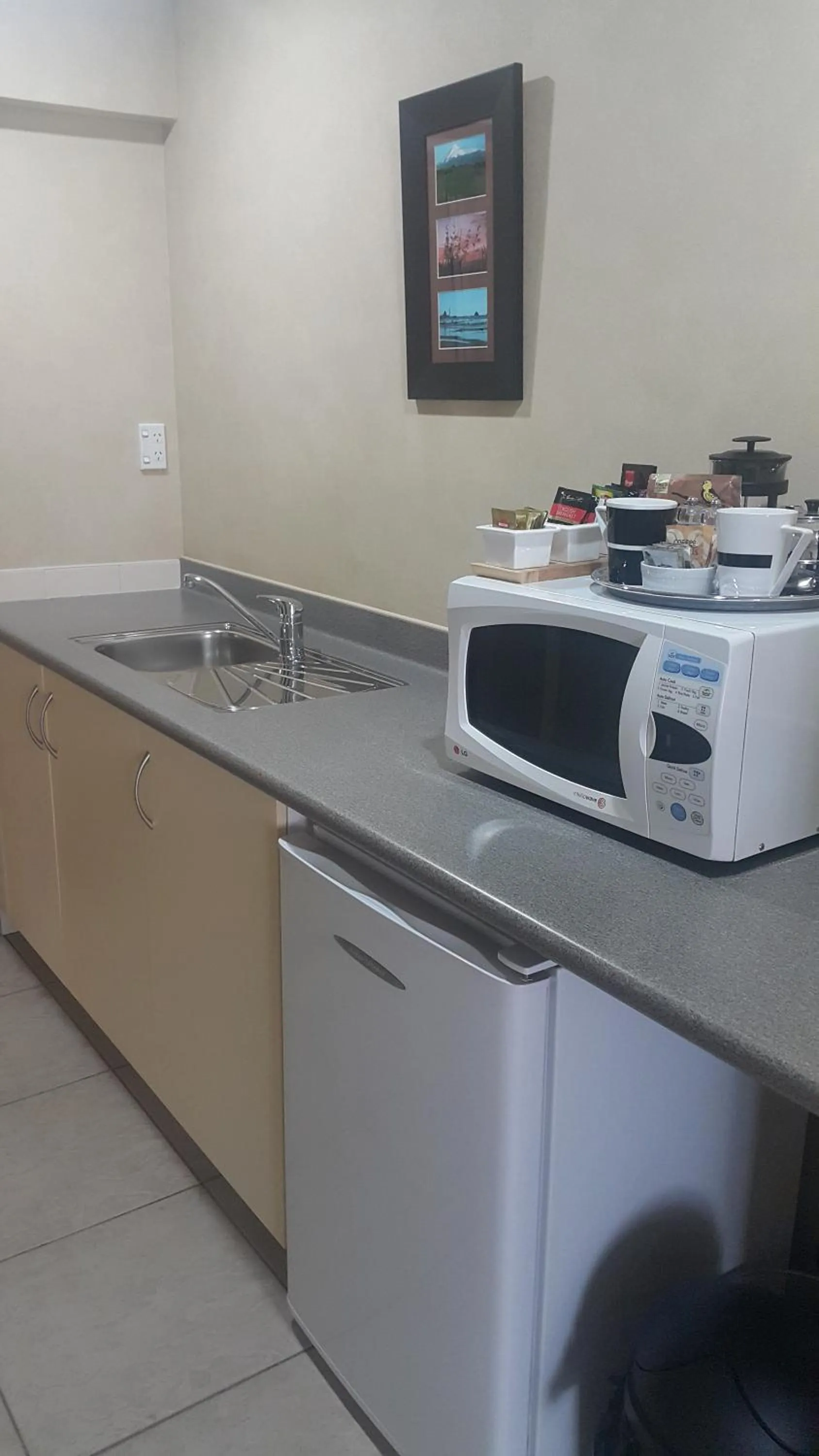 Kitchen or kitchenette in 299 On Devon West