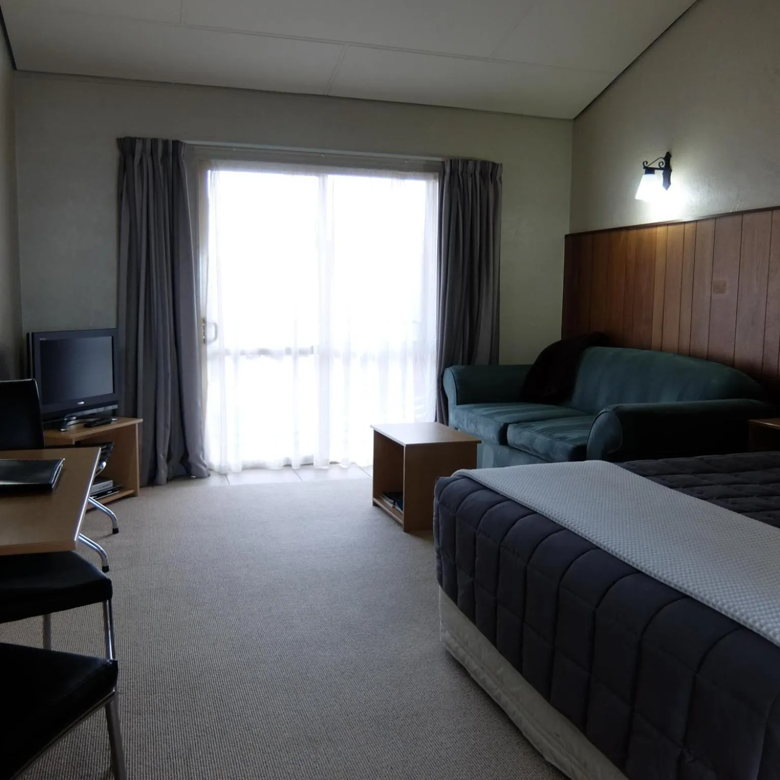 Bed in 299 On Devon West