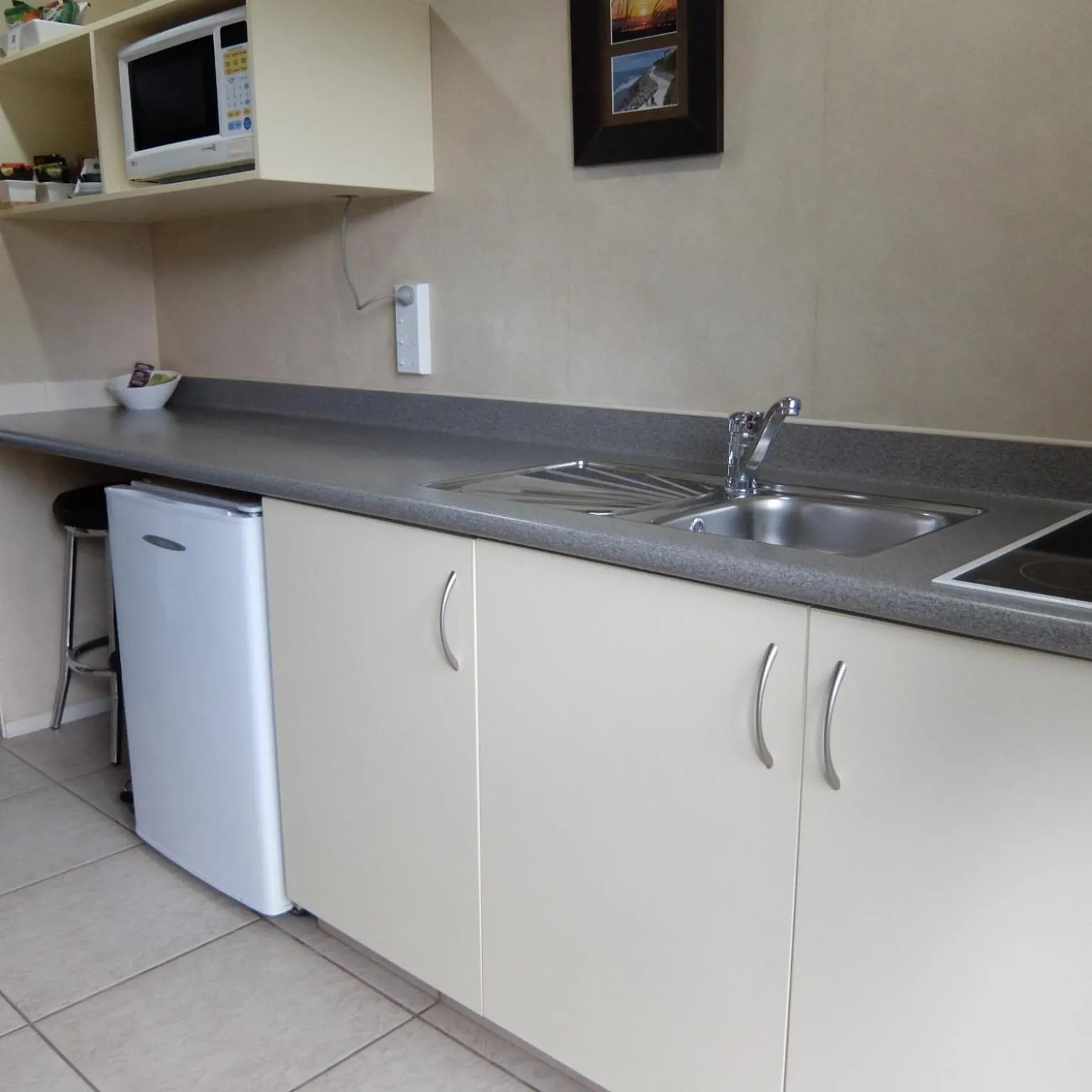 Kitchen or kitchenette in 299 On Devon West