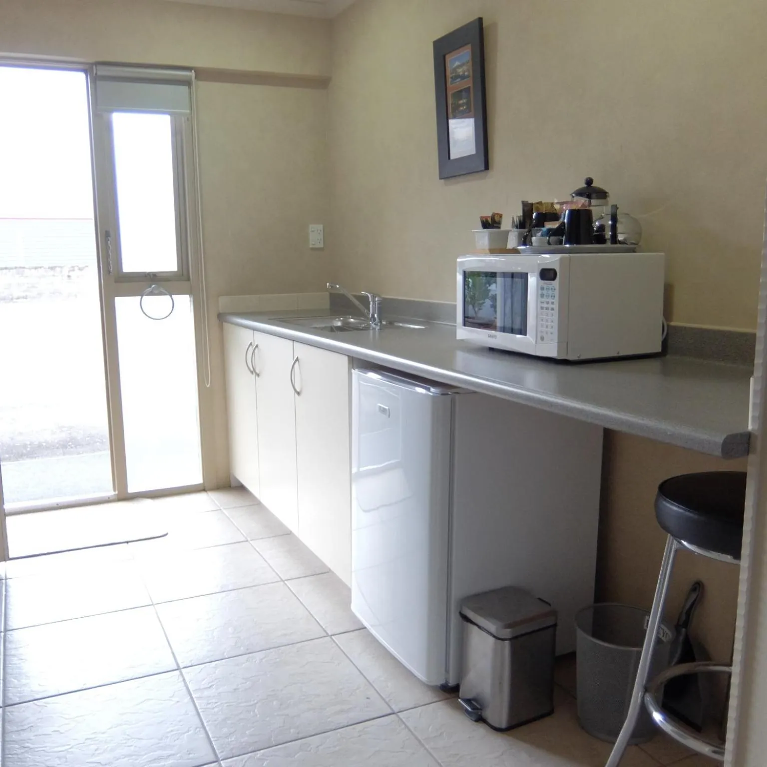 Kitchen or kitchenette in 299 On Devon West