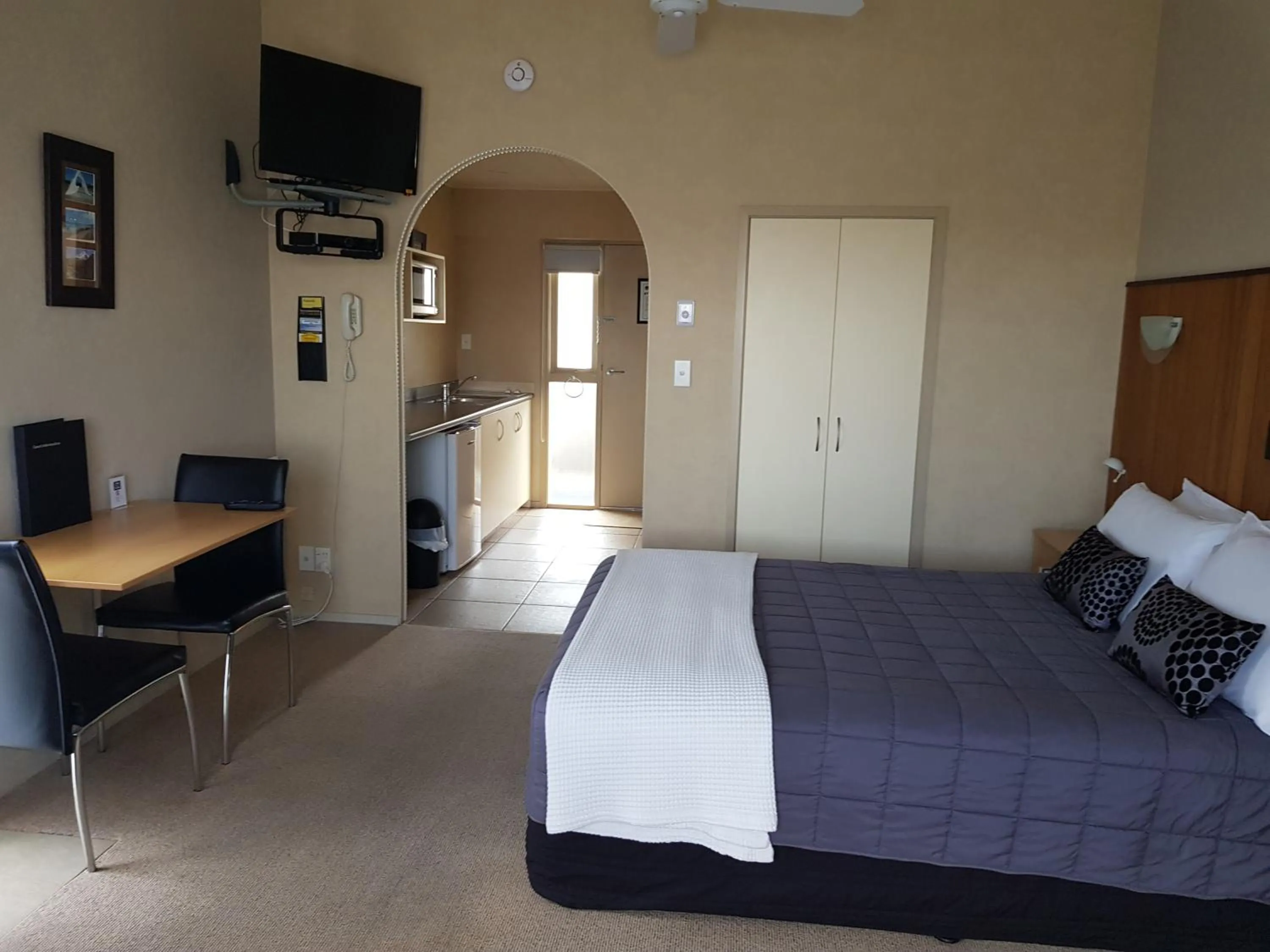 Photo of the whole room, Bed in 299 On Devon West