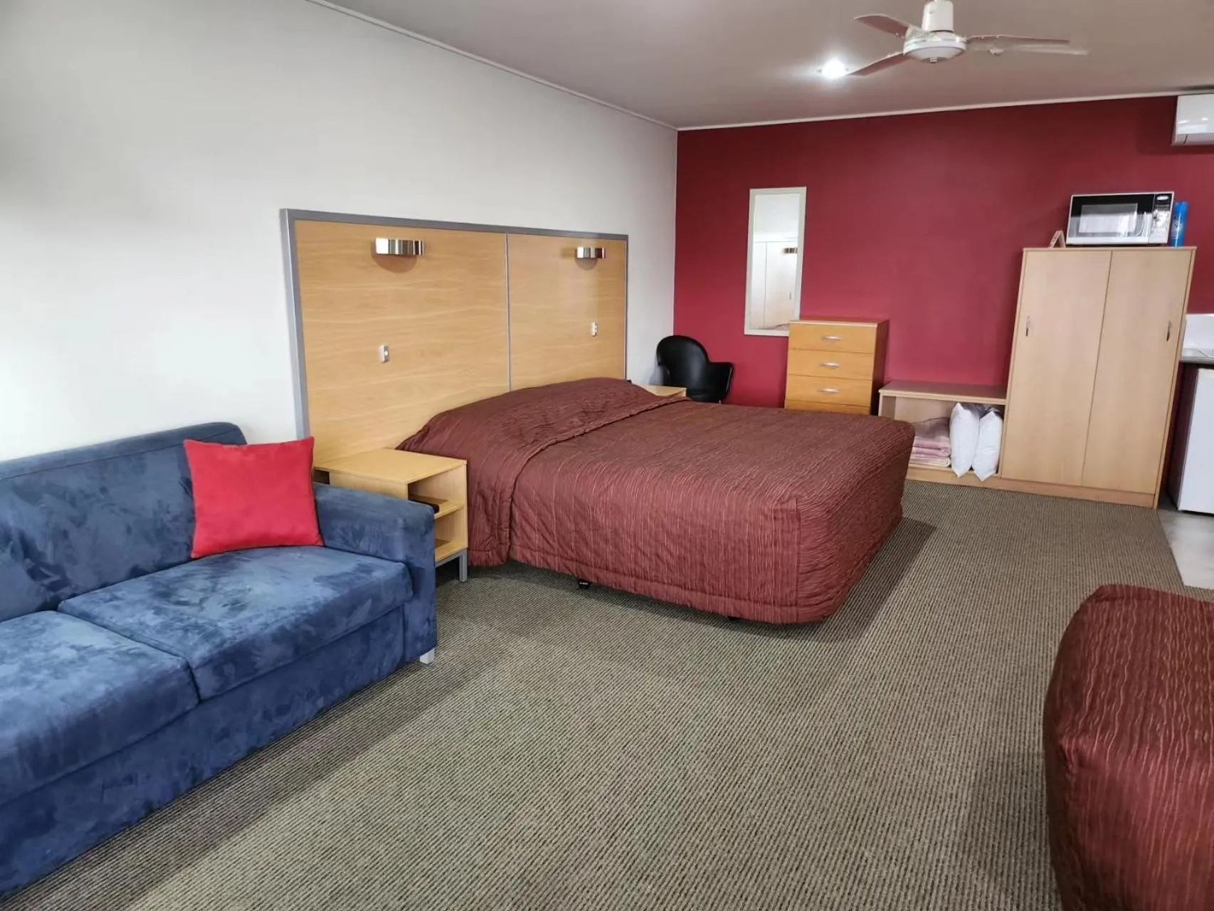 Seating area, Bed in Landmark Manor