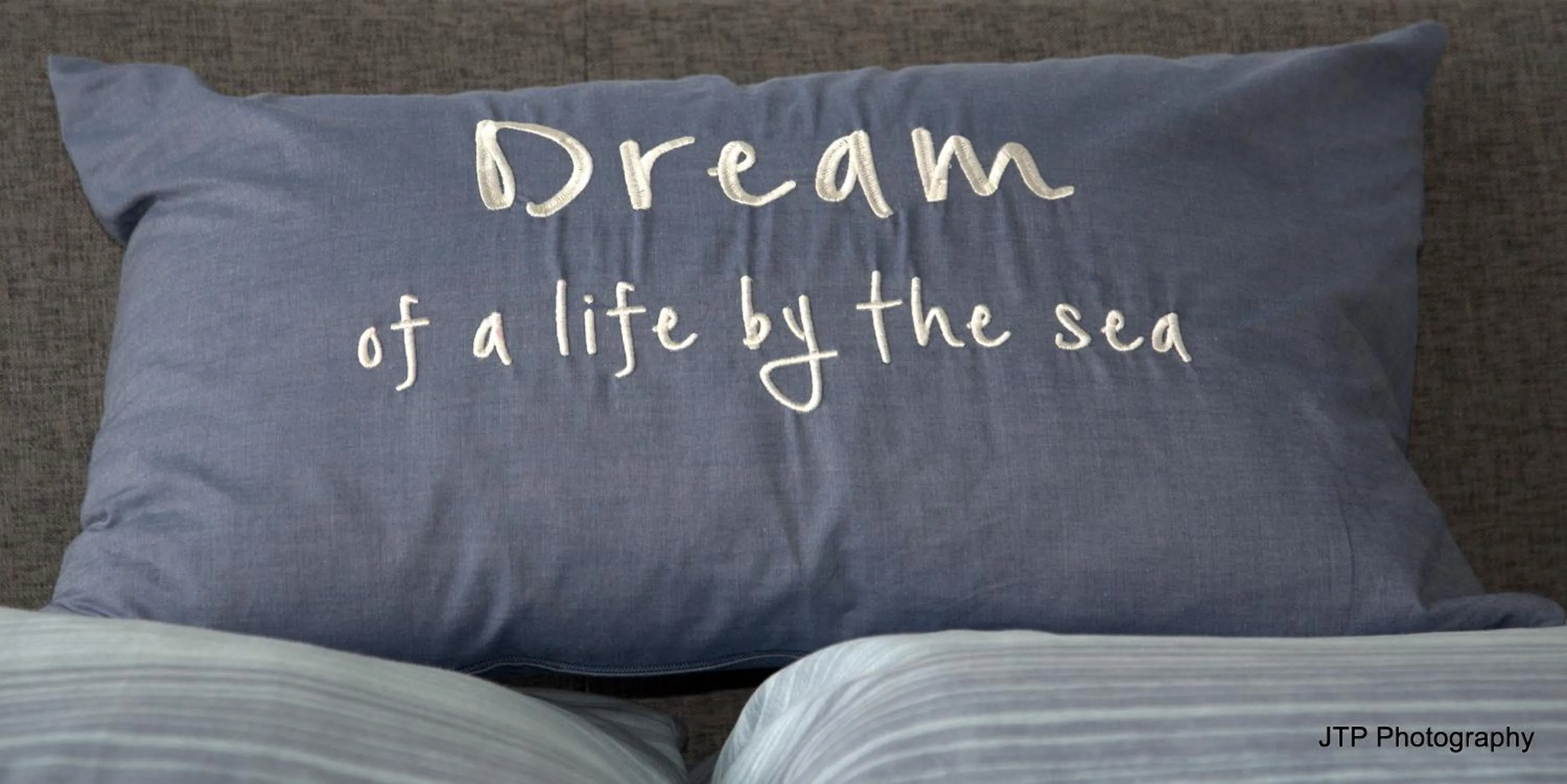 Text overlay, Bed in SeaScape