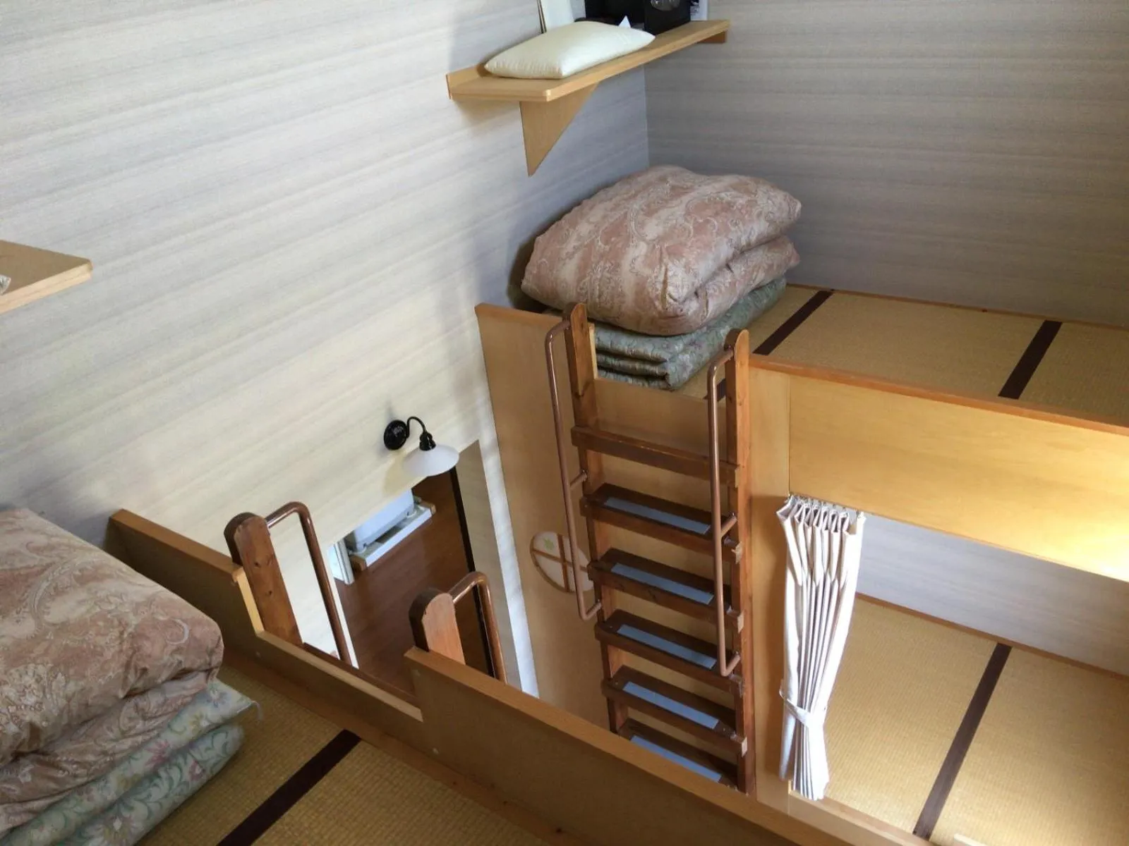 bunk bed in Niseko Tabi-tsumugi Backpackers