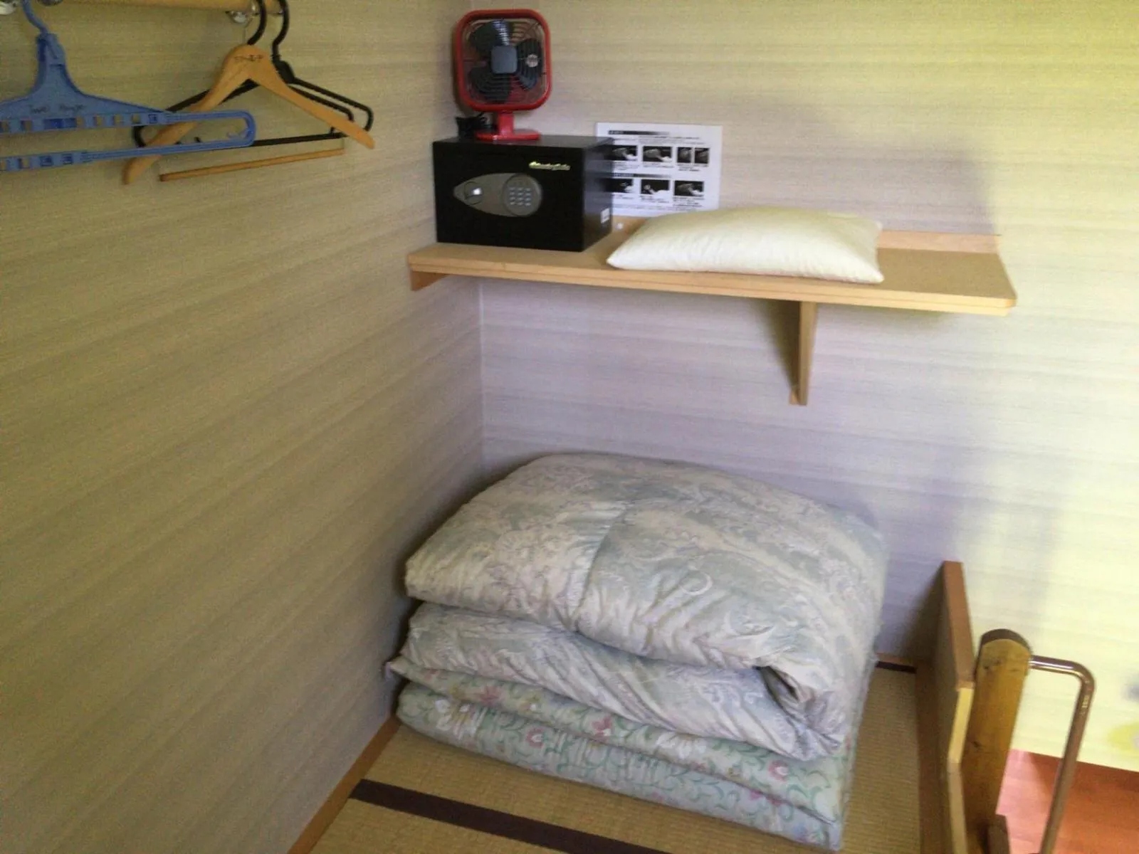 bunk bed in Niseko Tabi-tsumugi Backpackers