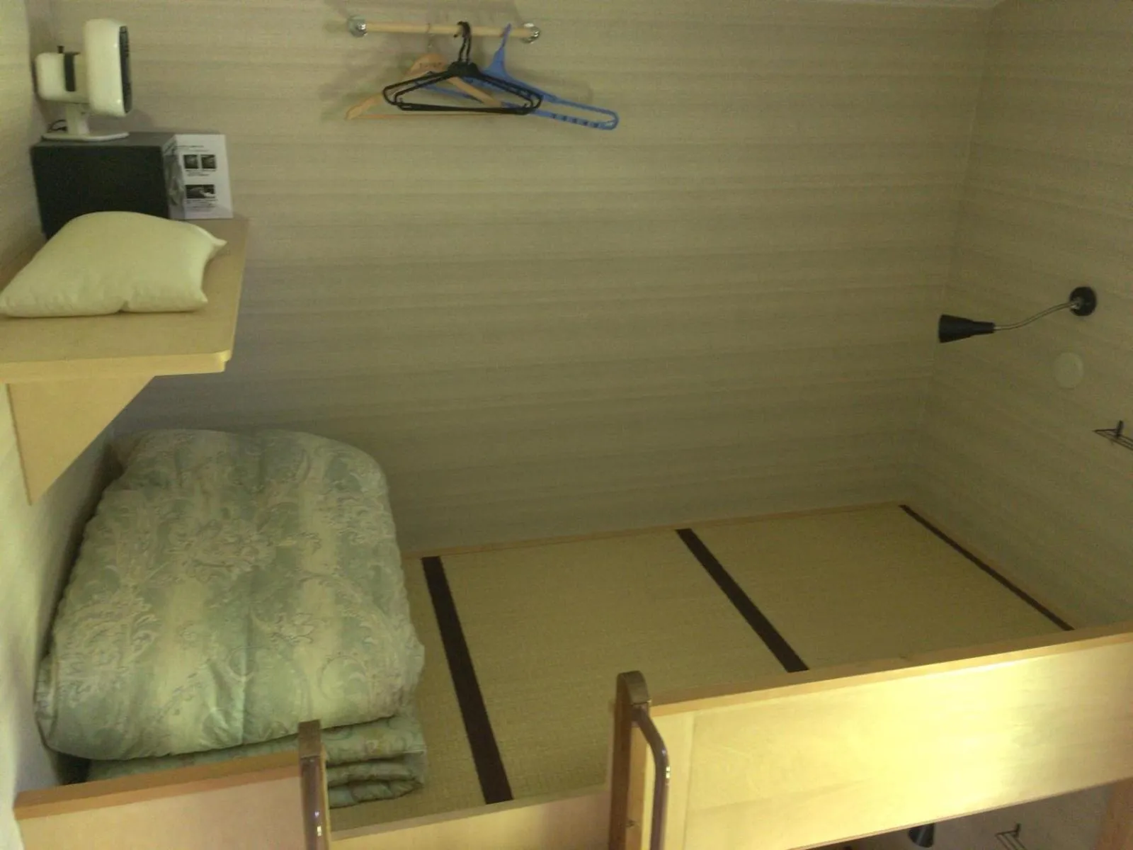 bunk bed in Niseko Tabi-tsumugi Backpackers