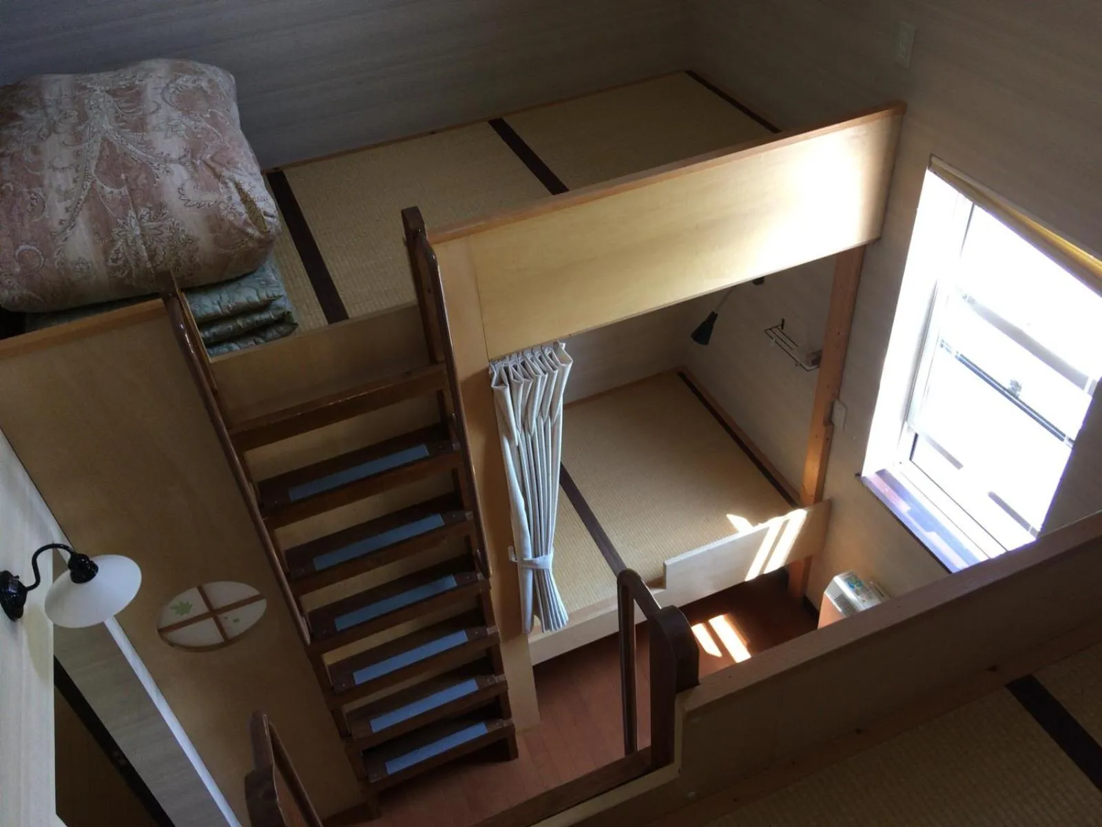 bunk bed in Niseko Tabi-tsumugi Backpackers